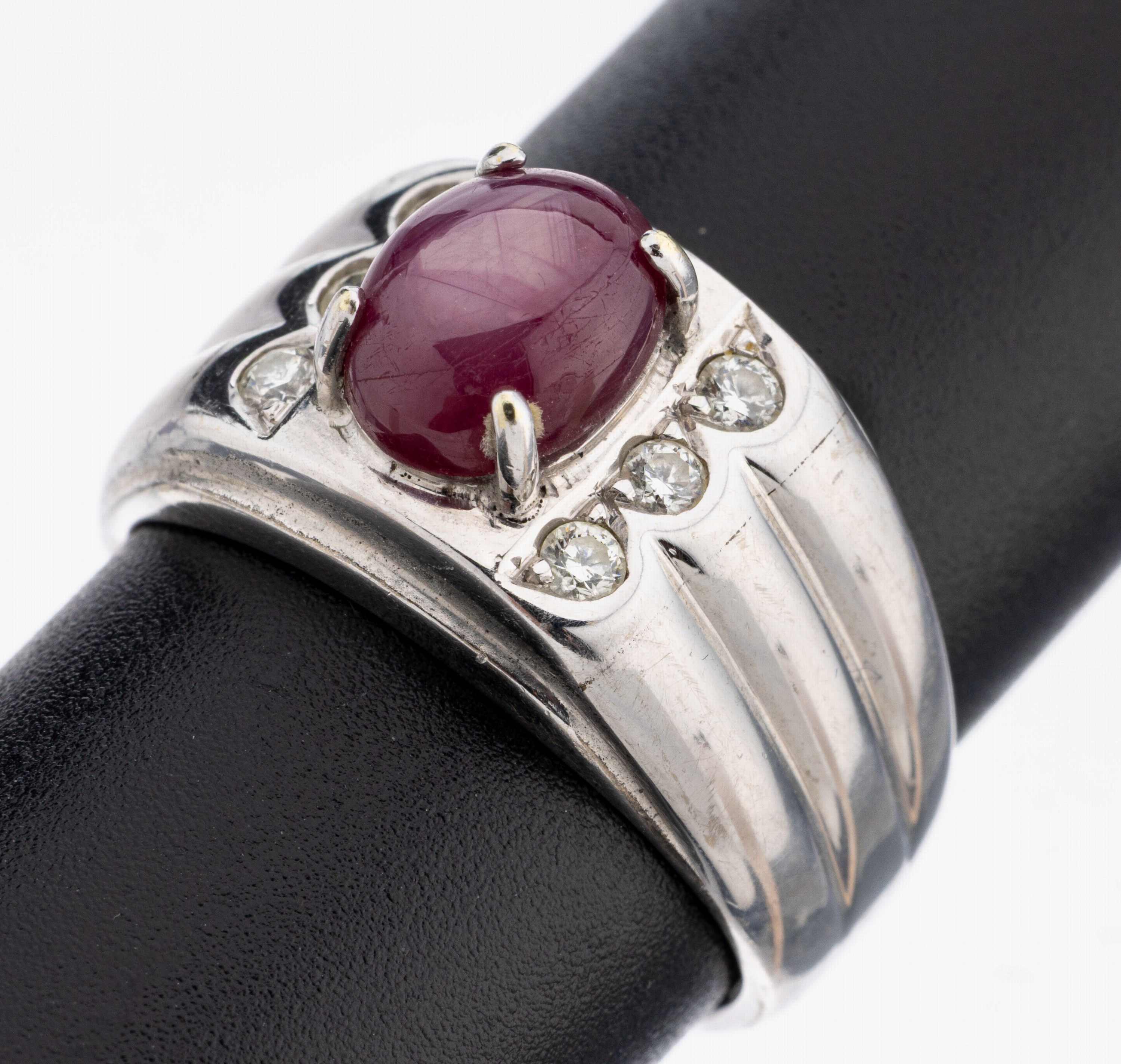 Image 27124548 - 14 kt Gold Rubin-Brillant-Ring, WG 585/000 gepr., ovaler Sternrubin-Cabochon ca. 2.0 ...