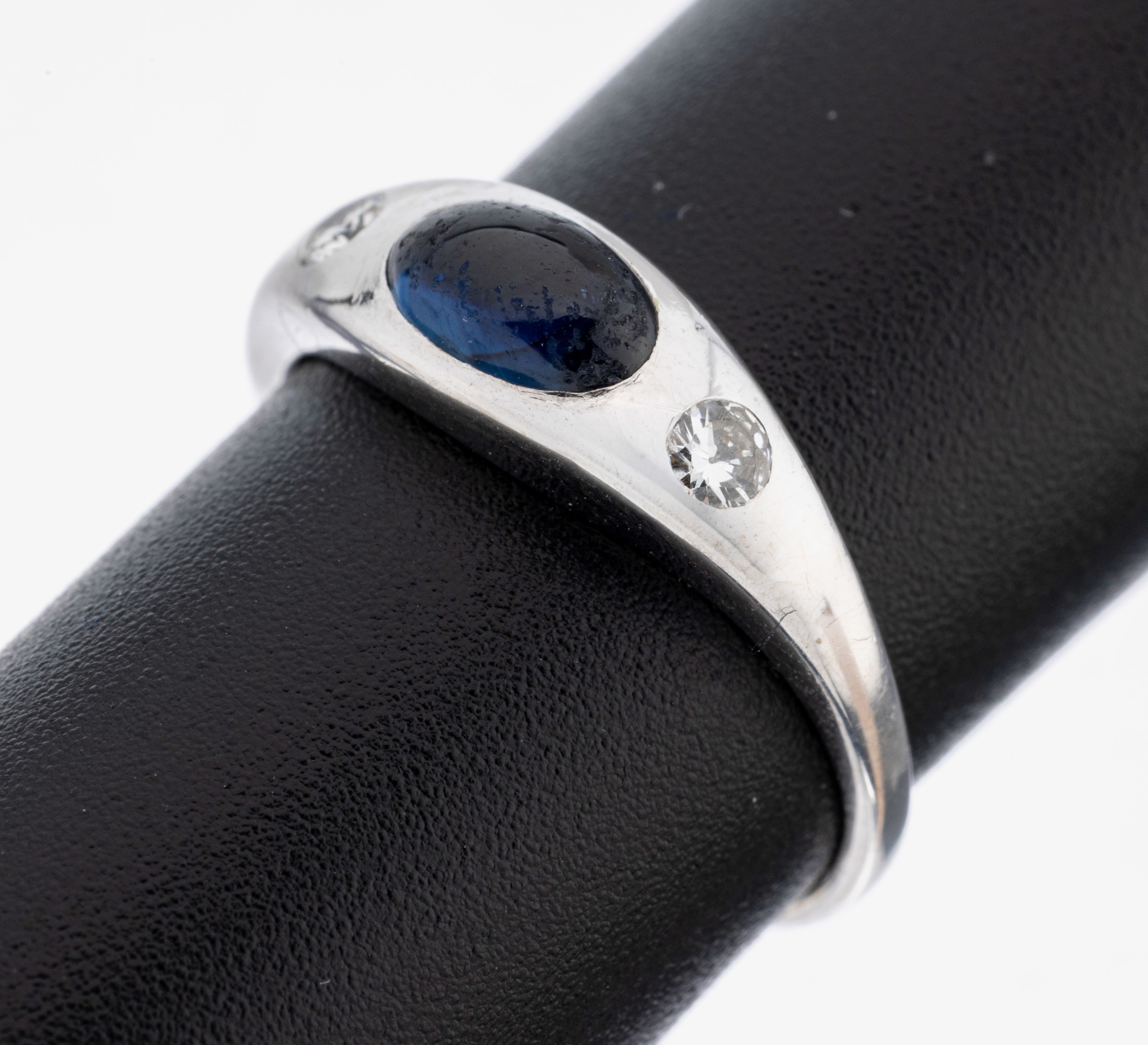 Image 27124549 - 14 kt Gold Saphir-Brillant-Ring, WG 585/000, ovaler Saphir-Cabochon ca. 0.60 ct, 2 ...