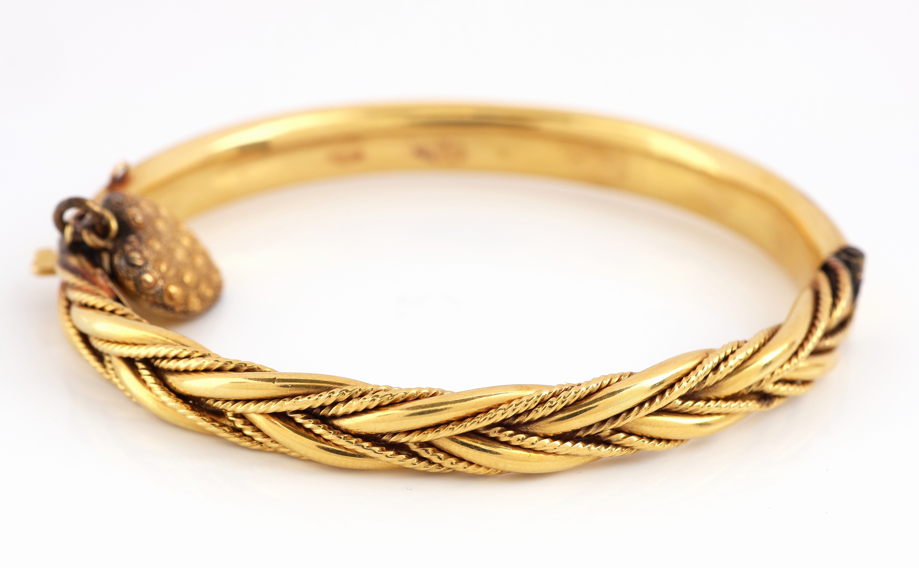 Detail a: 9 kt Gold Armreif, England, um 1900, GG 375/000, Oberteil Flechtoptik, bewegl. Herz- abhängung, D. ca. 5.8 x 4.9 cm, Klappscharnier, Kastenschloss, ...