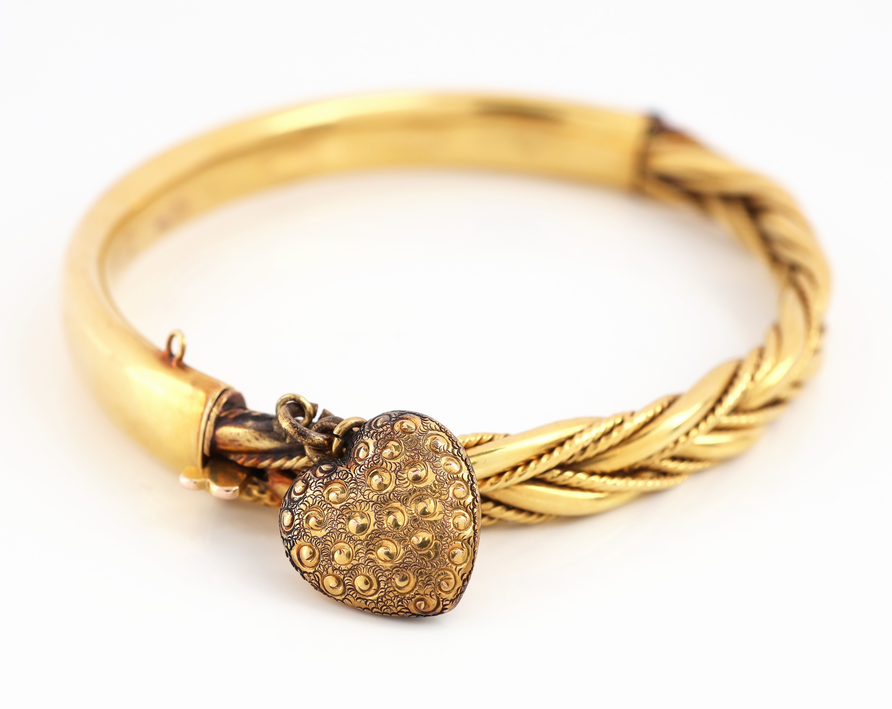 Detail b: 9 kt Gold Armreif, England, um 1900, GG 375/000, Oberteil Flechtoptik, bewegl. Herz- abhängung, D. ca. 5.8 x 4.9 cm, Klappscharnier, Kastenschloss, ...