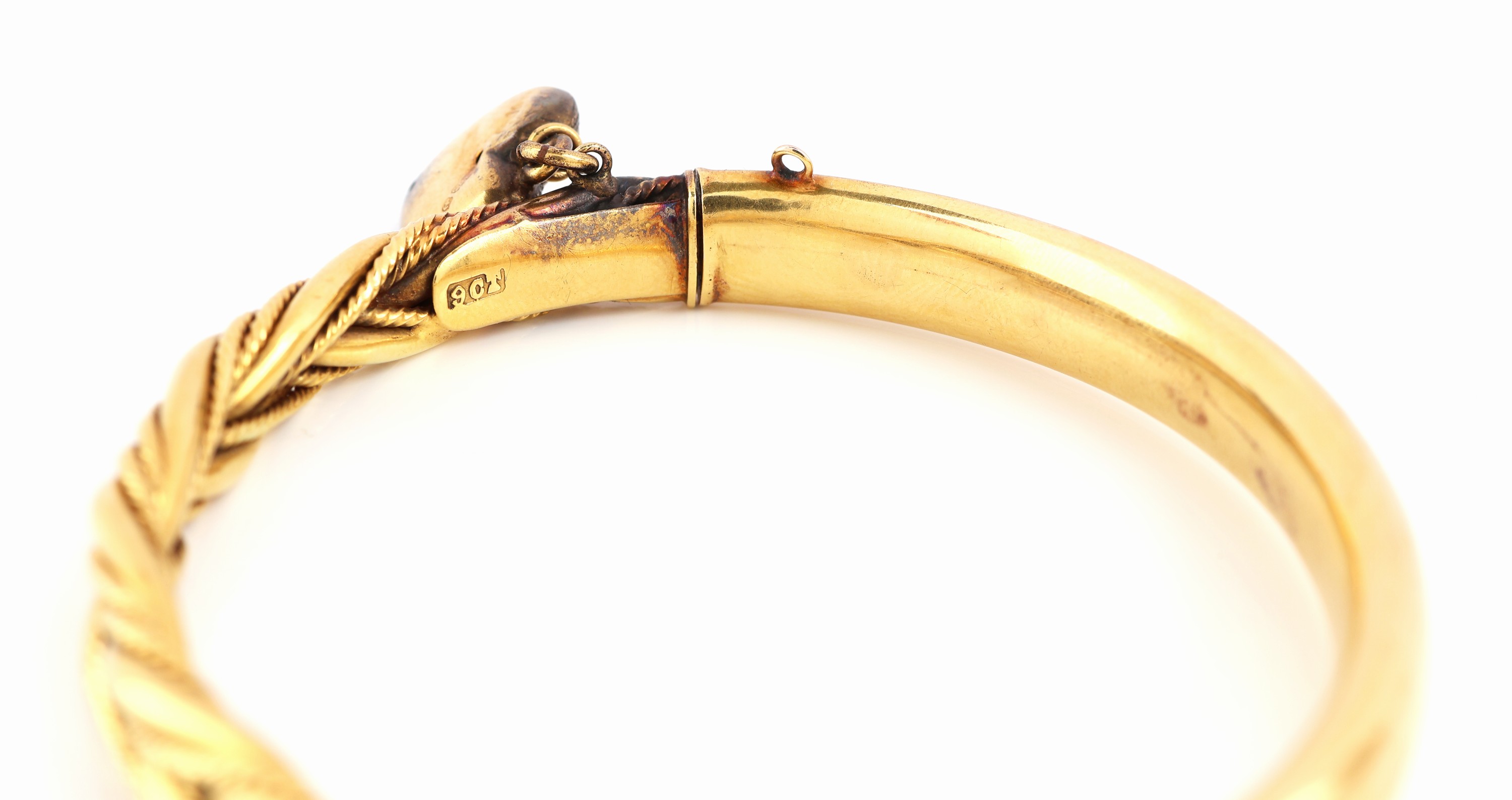 Detail c: 9 kt Gold Armreif, England, um 1900, GG 375/000, Oberteil Flechtoptik, bewegl. Herz- abhängung, D. ca. 5.8 x 4.9 cm, Klappscharnier, Kastenschloss, ...