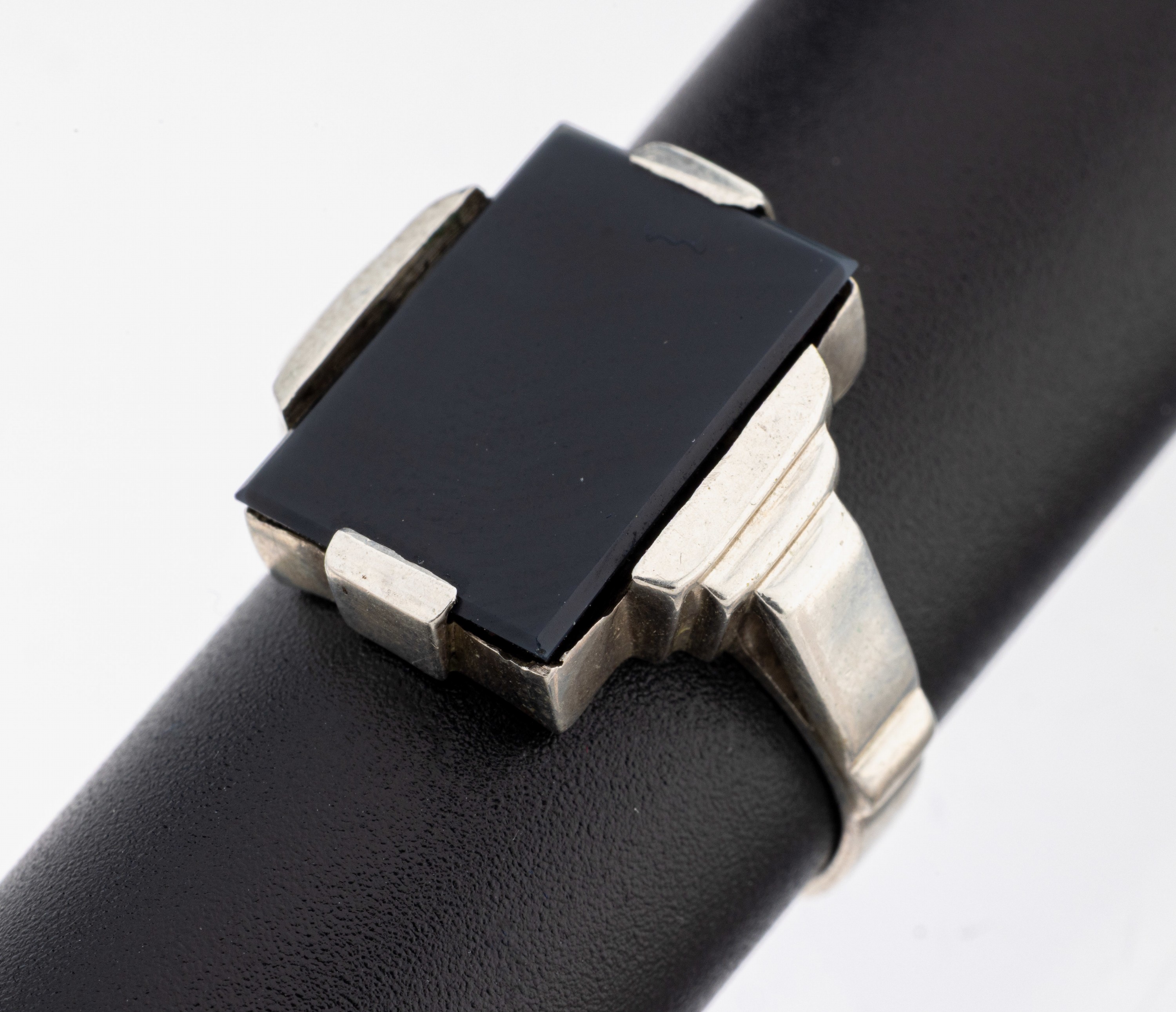 Image 27124555 - Art Deco Onyx-Ring, Silber gepr., architektonisches Design, freie Onyxplatte, RW57