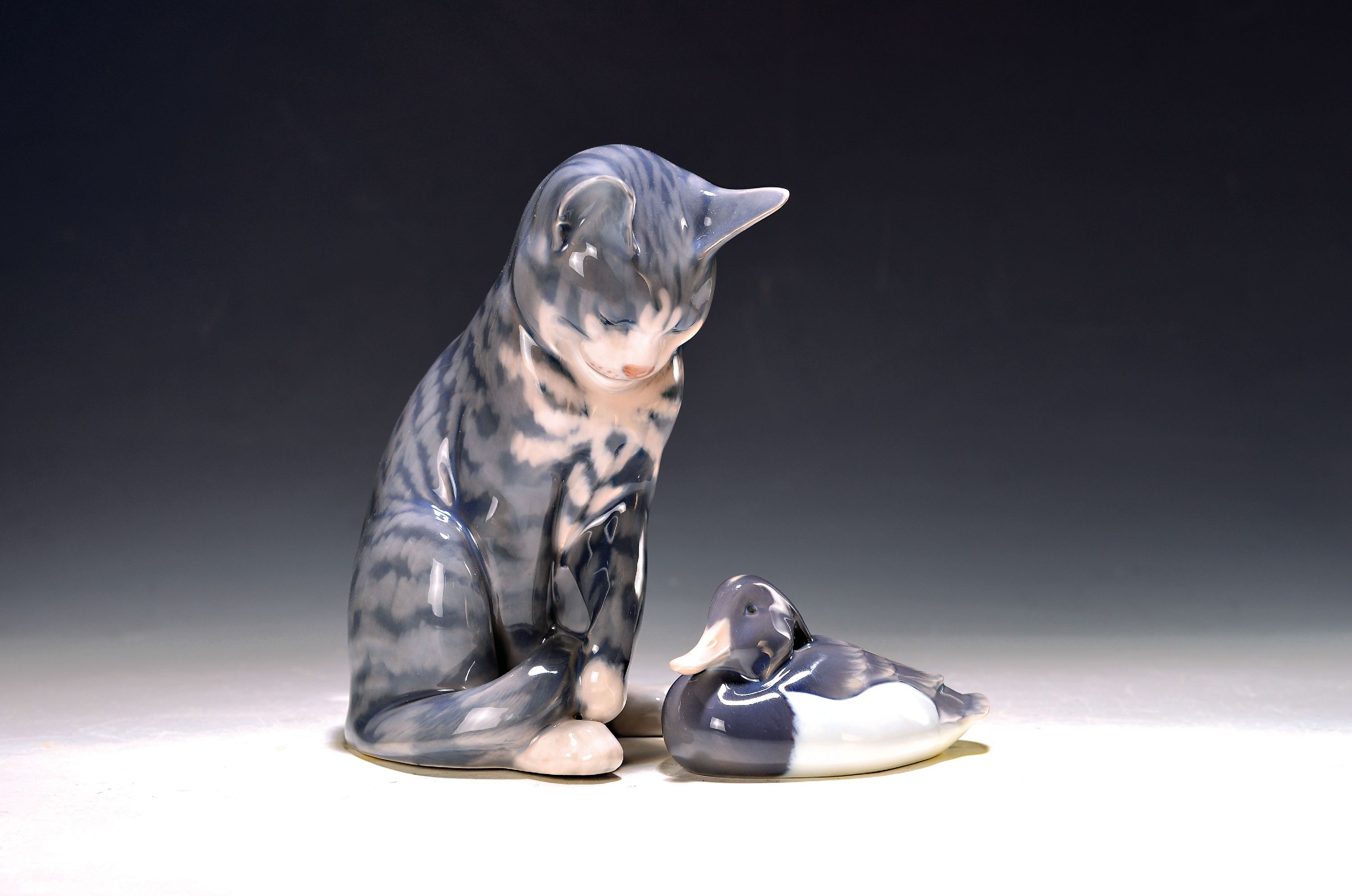Image 27124561 - Sitzende Katze und Ente, Royal Copenhagen, 20. Jh., Unterglasurbemalung, H. ca. 18 cm ...