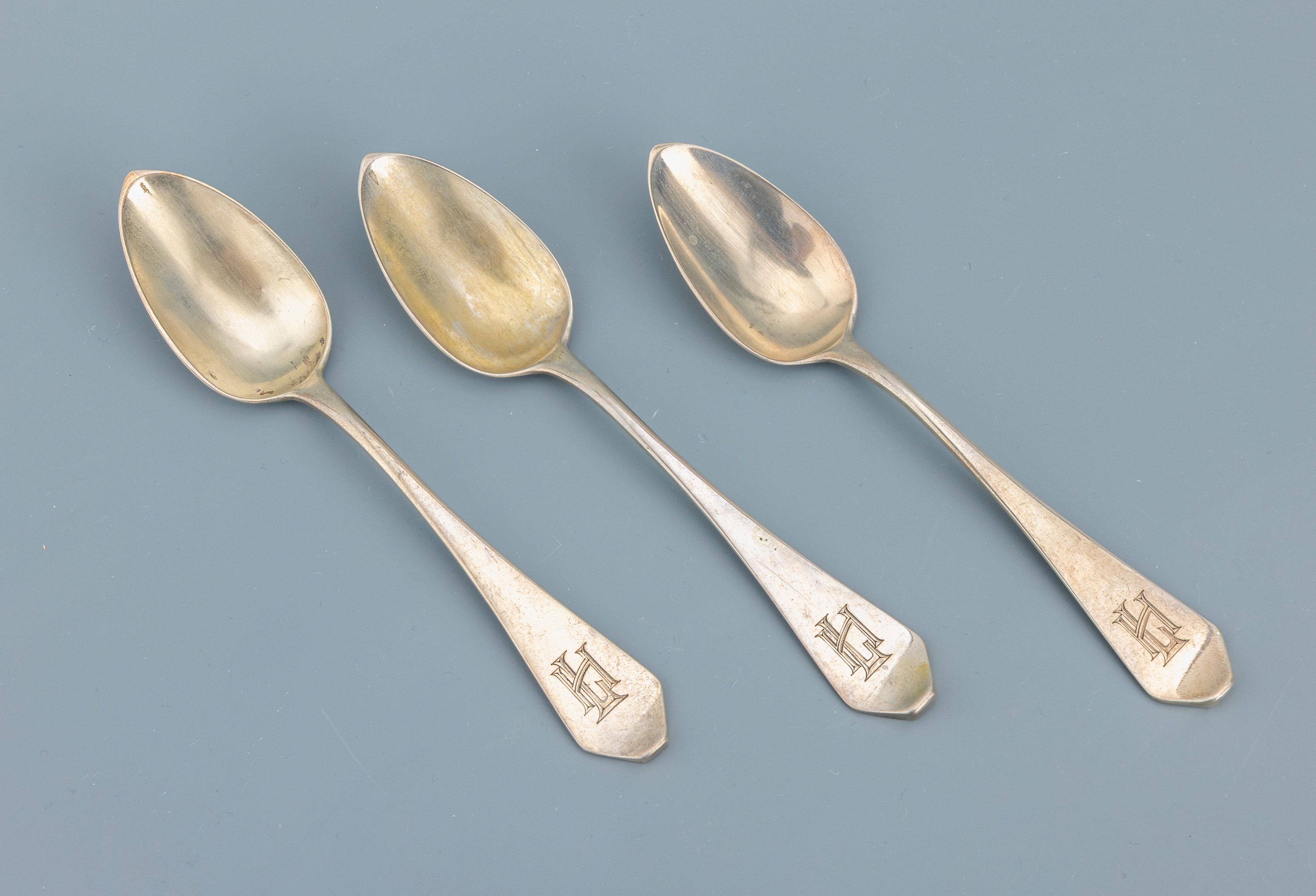 Detail a: Set 7 Kaffeelöffel, deutsch um 1900, 800er Silber, schlichter Stiel mit spatenf. Griffenden, Monogramm HL, L. ca. 13.4 cm, ca. 113.5 g, Hersteller ...