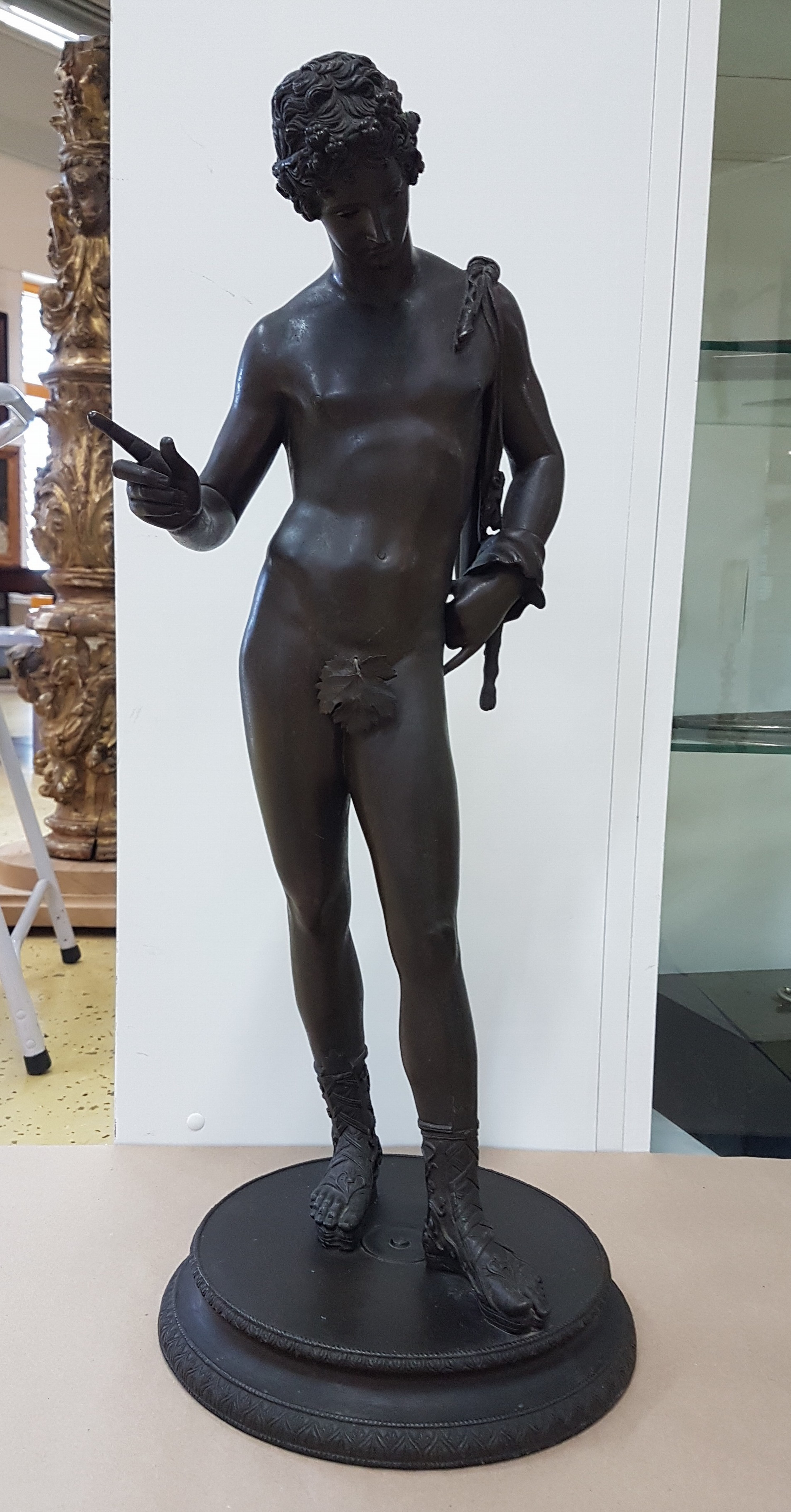Detail a: Große Bronzefigur, wohl Italien um 1880/1900, stehender Dionysos, nach Vorbild der Antike, sog. Narziss von Pompeji, H. ca. 63 cm
