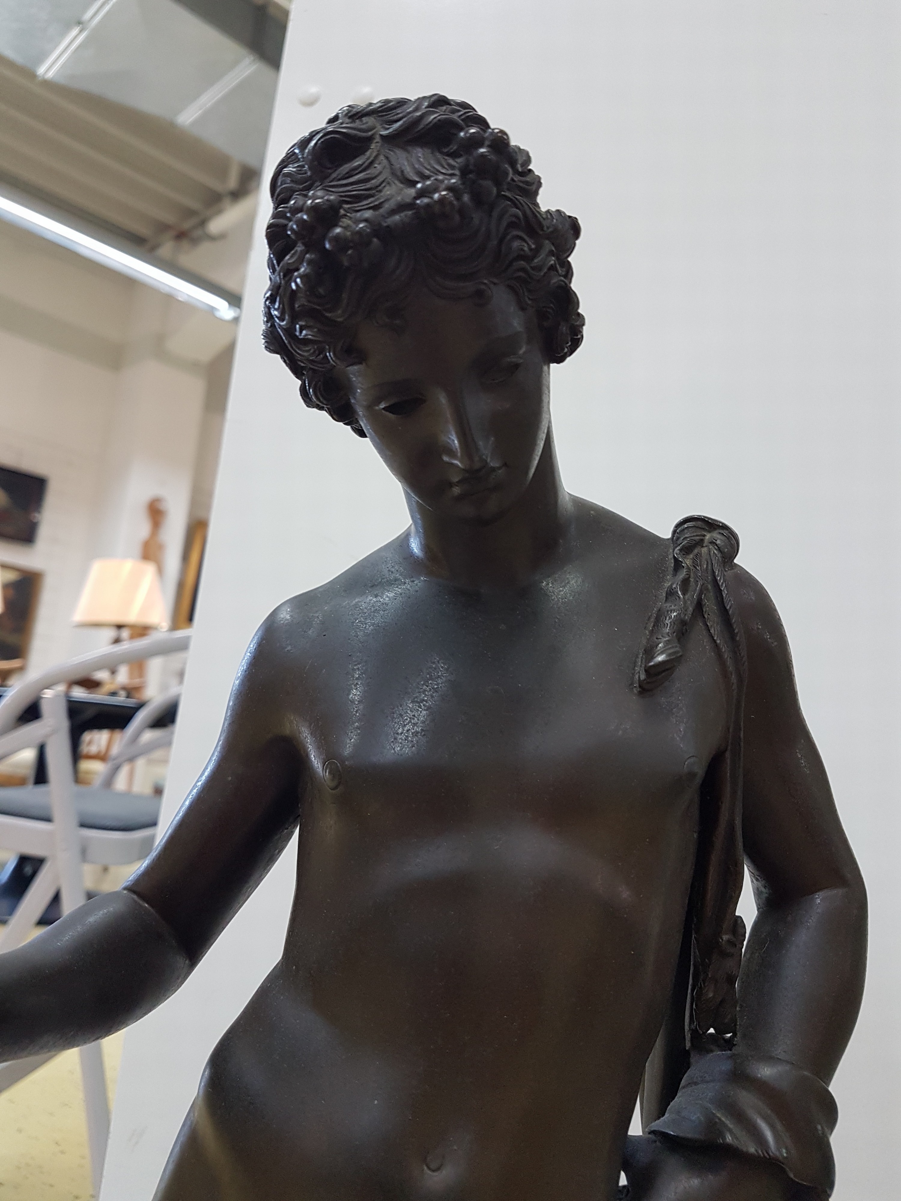 Detail b: Große Bronzefigur, wohl Italien um 1880/1900, stehender Dionysos, nach Vorbild der Antike, sog. Narziss von Pompeji, H. ca. 63 cm