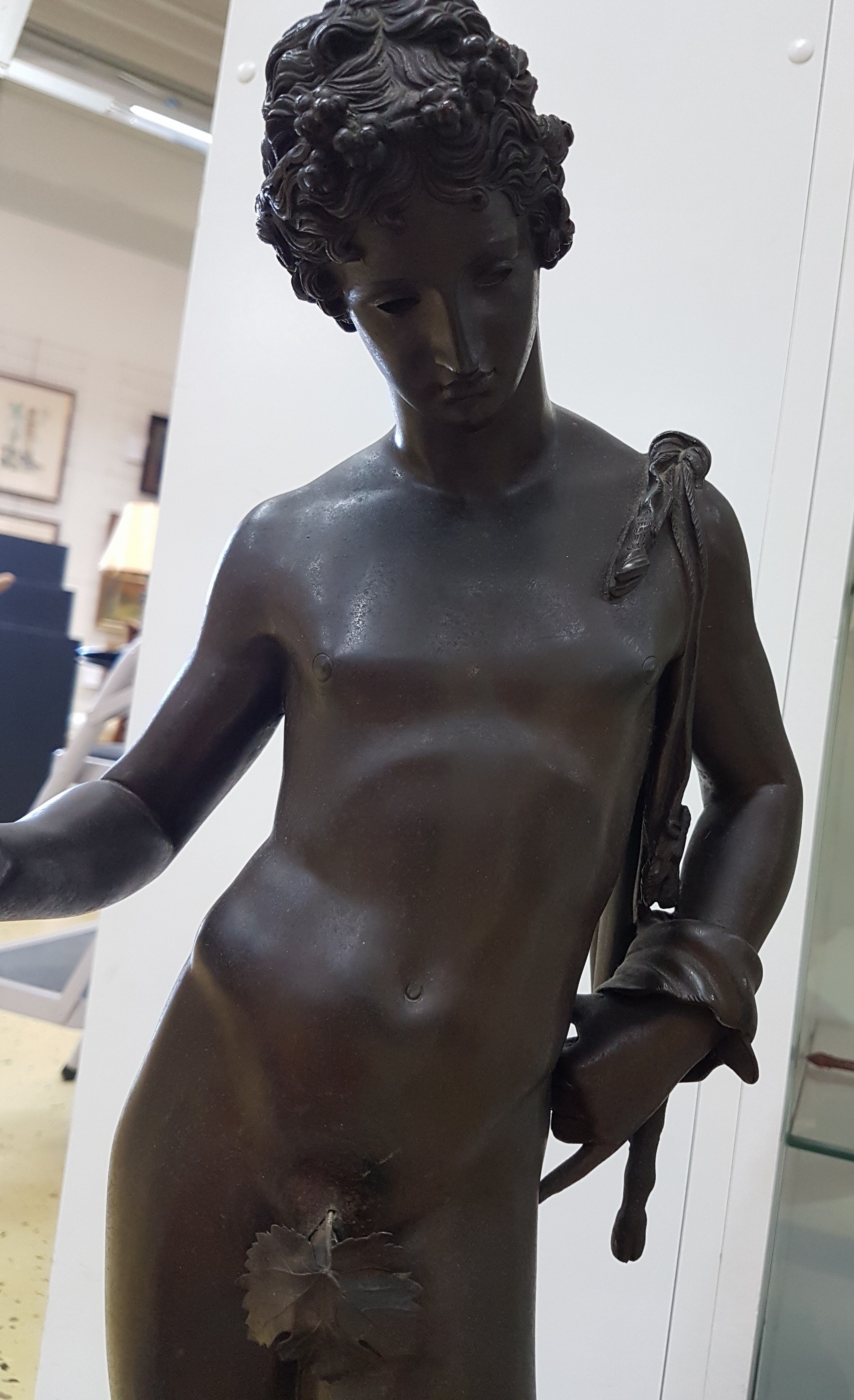 Detail d: Große Bronzefigur, wohl Italien um 1880/1900, stehender Dionysos, nach Vorbild der Antike, sog. Narziss von Pompeji, H. ca. 63 cm