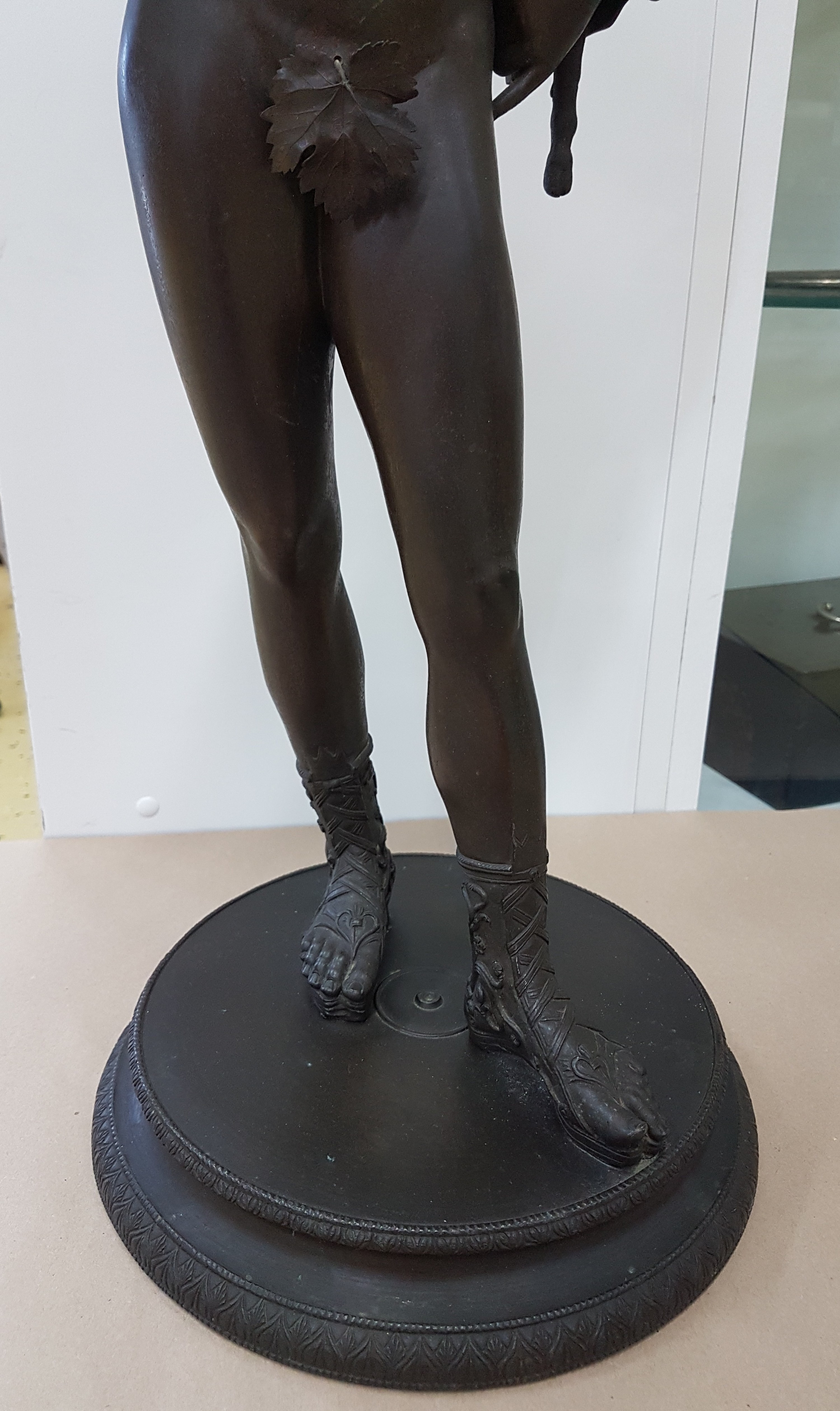 Detail e: Große Bronzefigur, wohl Italien um 1880/1900, stehender Dionysos, nach Vorbild der Antike, sog. Narziss von Pompeji, H. ca. 63 cm