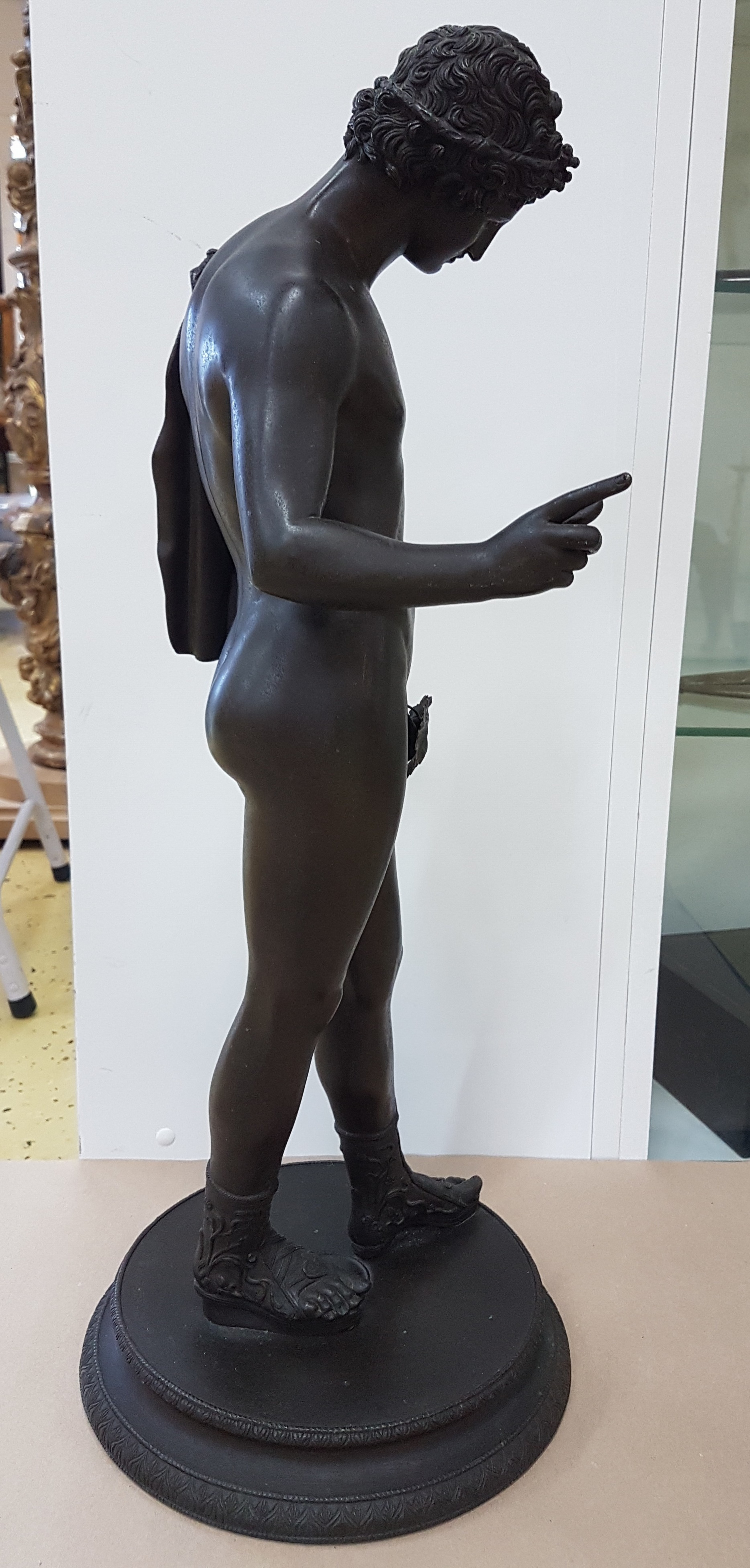 Detail f: Große Bronzefigur, wohl Italien um 1880/1900, stehender Dionysos, nach Vorbild der Antike, sog. Narziss von Pompeji, H. ca. 63 cm