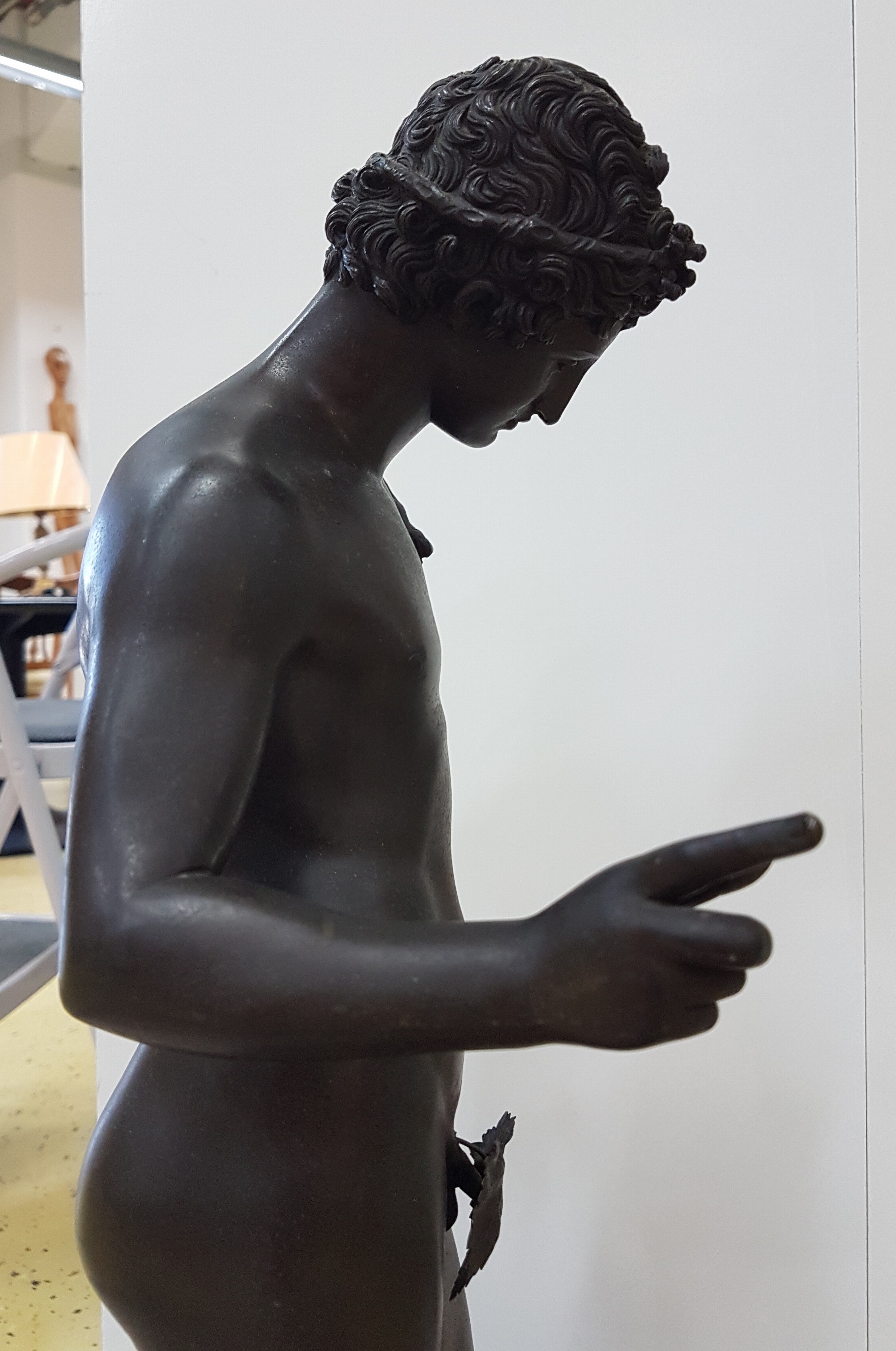 Detail g: Große Bronzefigur, wohl Italien um 1880/1900, stehender Dionysos, nach Vorbild der Antike, sog. Narziss von Pompeji, H. ca. 63 cm