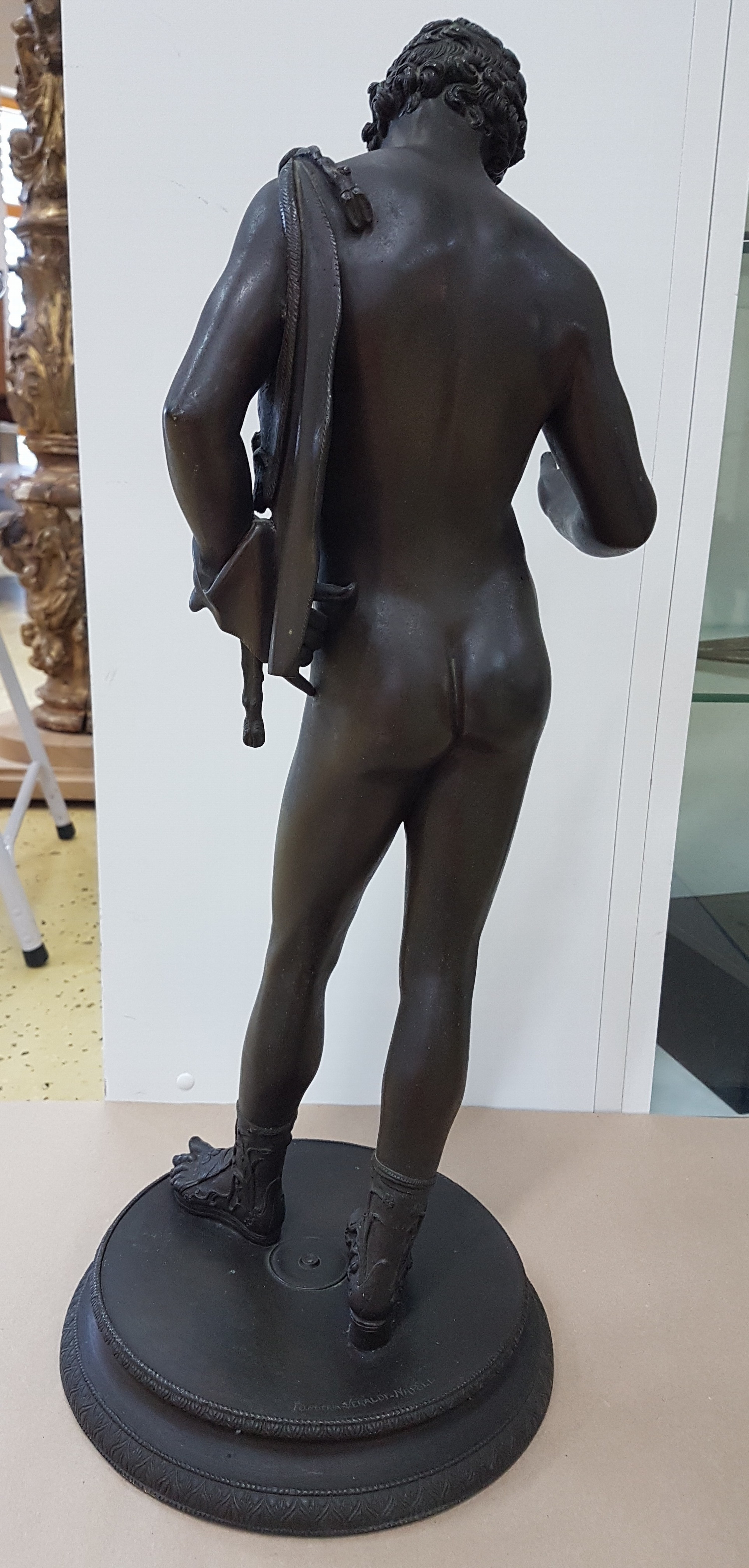 Detail h: Große Bronzefigur, wohl Italien um 1880/1900, stehender Dionysos, nach Vorbild der Antike, sog. Narziss von Pompeji, H. ca. 63 cm
