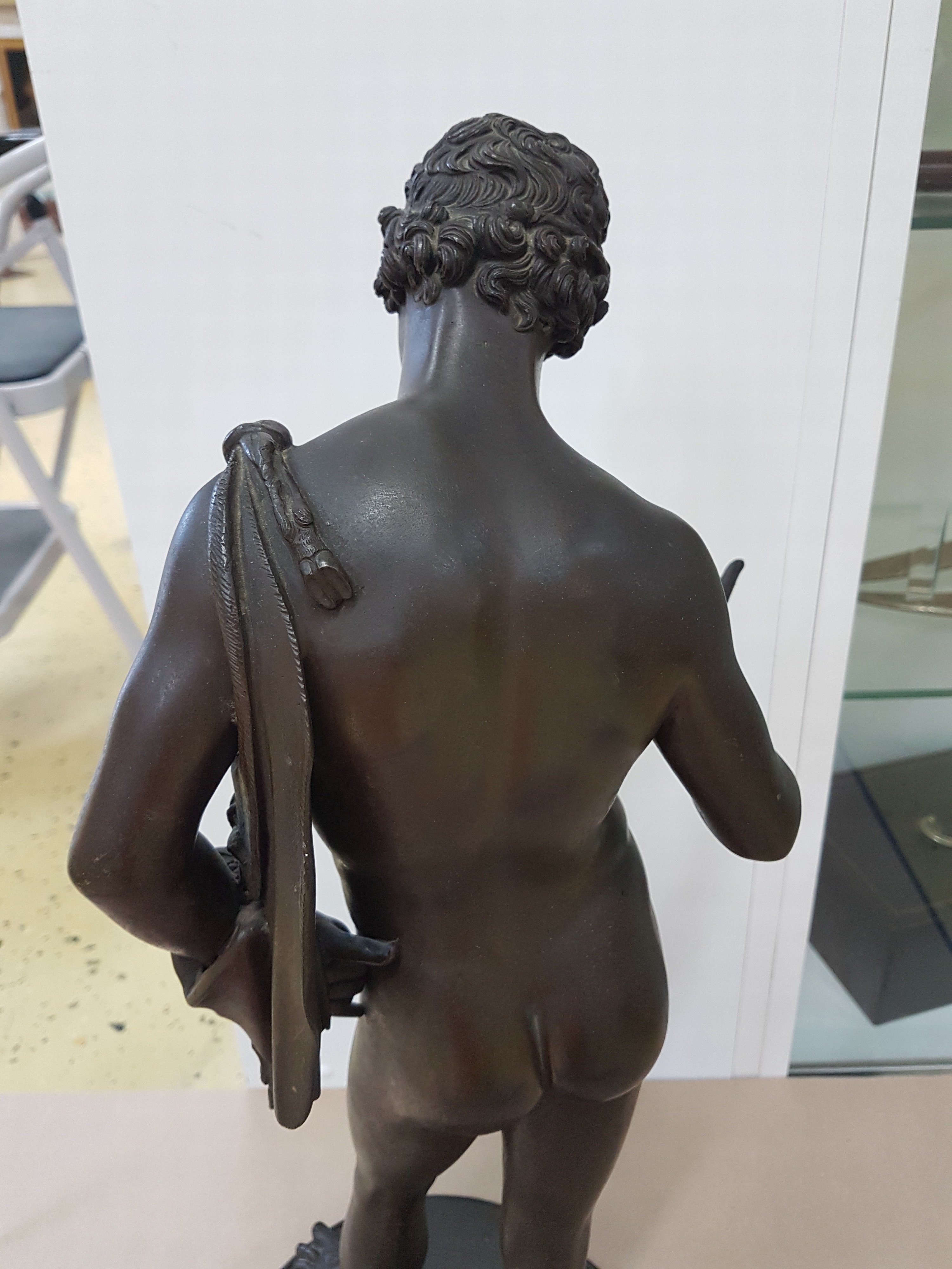 Detail i: Große Bronzefigur, wohl Italien um 1880/1900, stehender Dionysos, nach Vorbild der Antike, sog. Narziss von Pompeji, H. ca. 63 cm