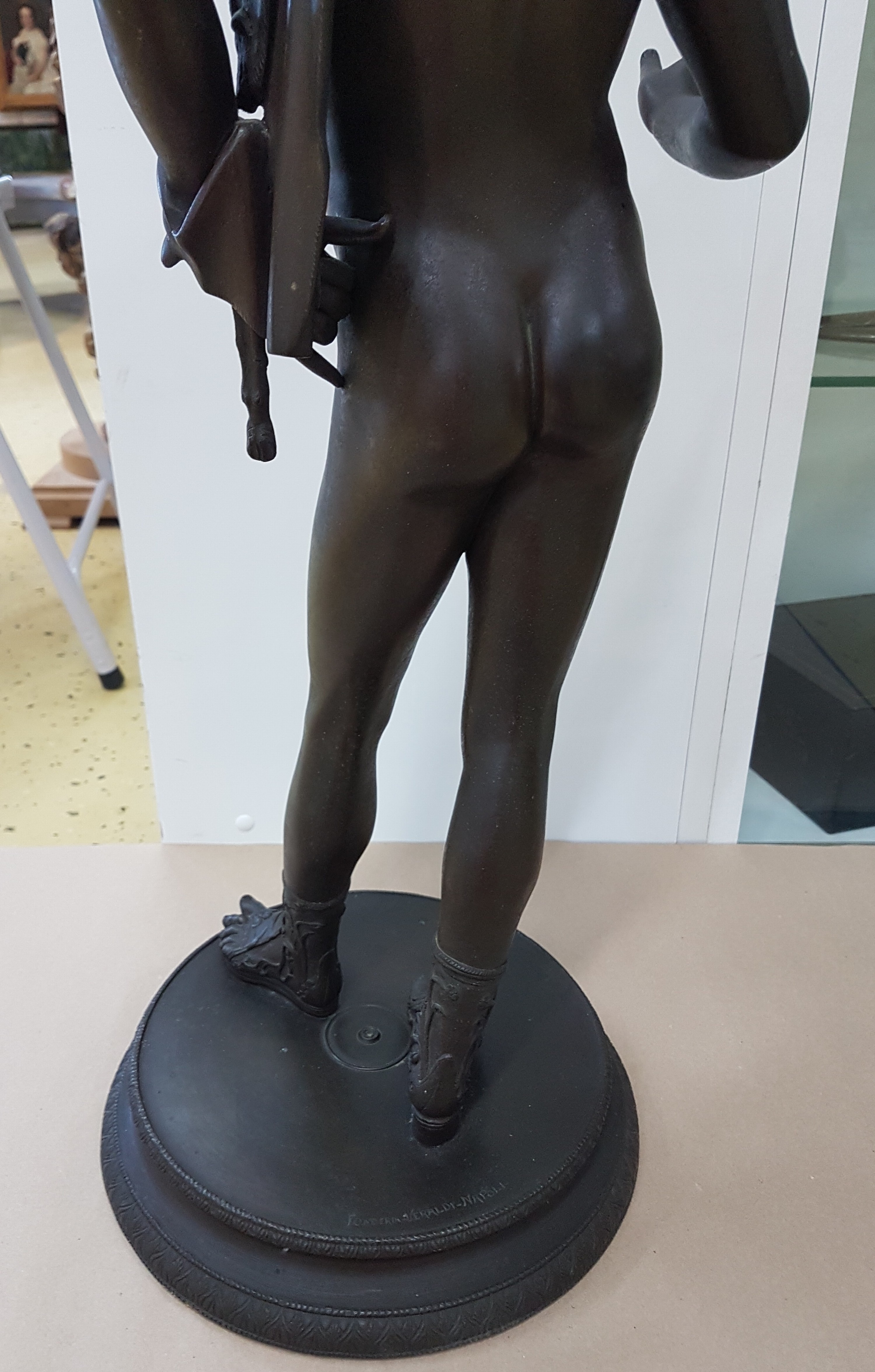 Detail j: Große Bronzefigur, wohl Italien um 1880/1900, stehender Dionysos, nach Vorbild der Antike, sog. Narziss von Pompeji, H. ca. 63 cm