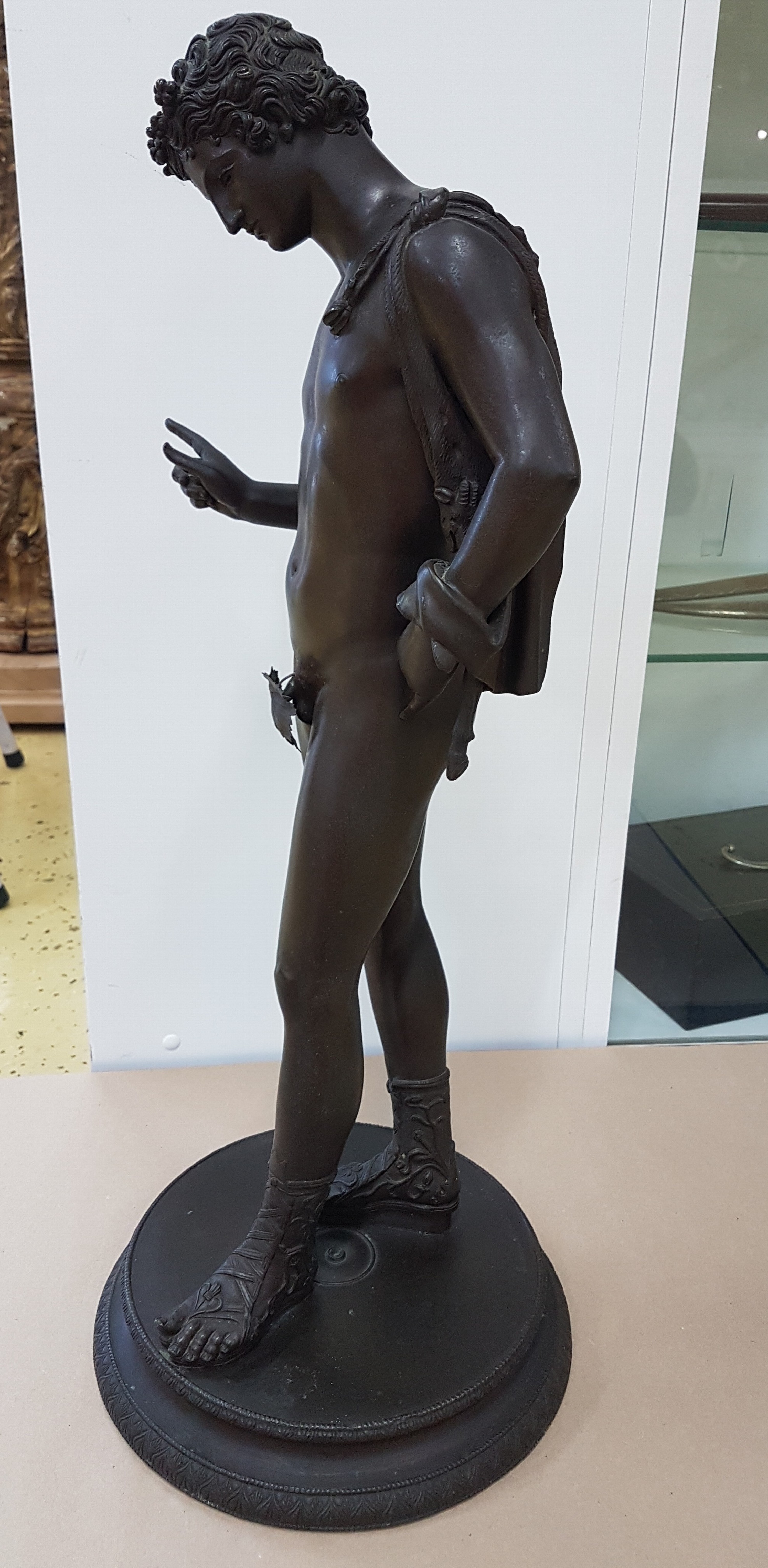 Detail l: Große Bronzefigur, wohl Italien um 1880/1900, stehender Dionysos, nach Vorbild der Antike, sog. Narziss von Pompeji, H. ca. 63 cm