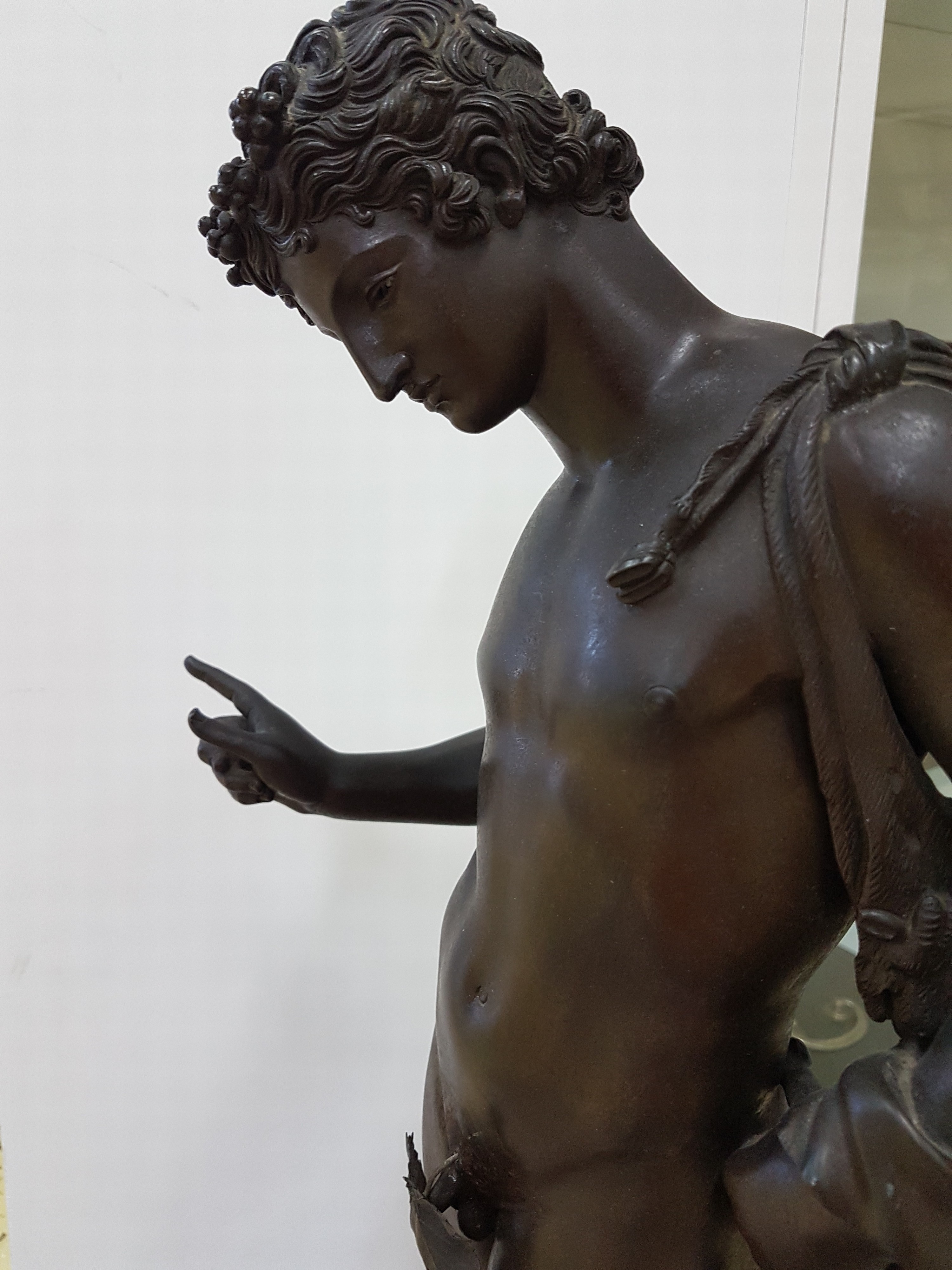 Detail m: Große Bronzefigur, wohl Italien um 1880/1900, stehender Dionysos, nach Vorbild der Antike, sog. Narziss von Pompeji, H. ca. 63 cm