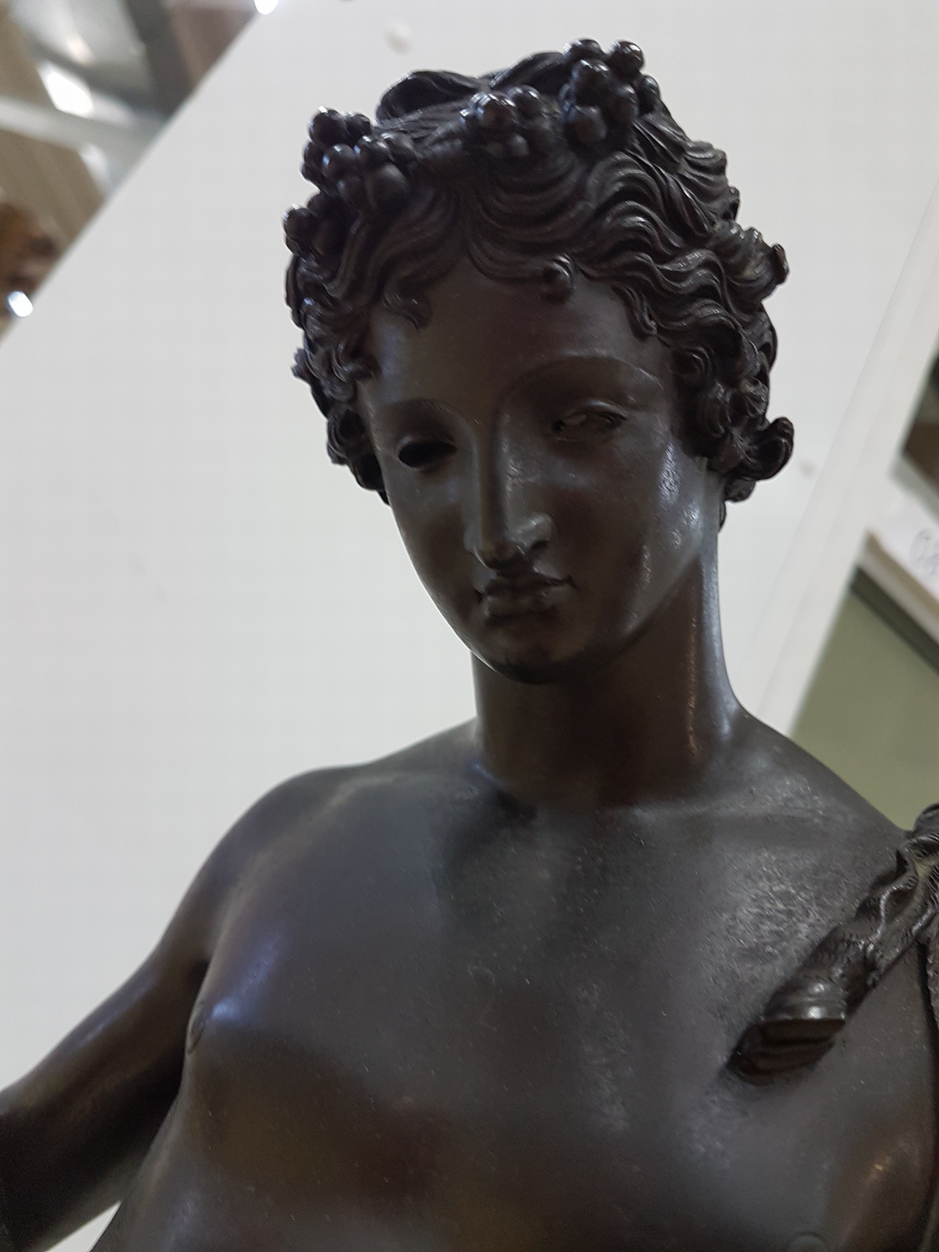Detail p: Große Bronzefigur, wohl Italien um 1880/1900, stehender Dionysos, nach Vorbild der Antike, sog. Narziss von Pompeji, H. ca. 63 cm