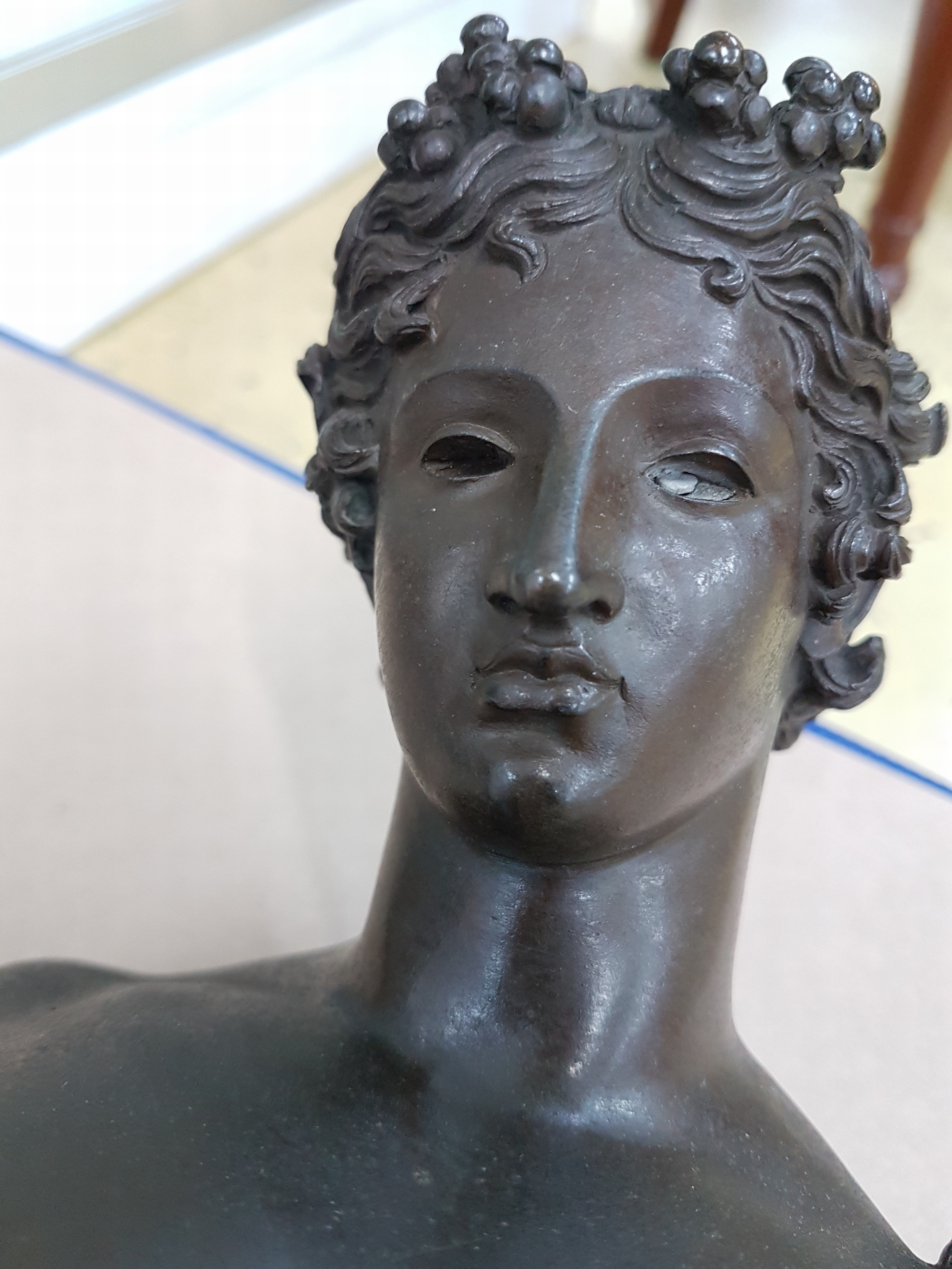 Detail r: Große Bronzefigur, wohl Italien um 1880/1900, stehender Dionysos, nach Vorbild der Antike, sog. Narziss von Pompeji, H. ca. 63 cm