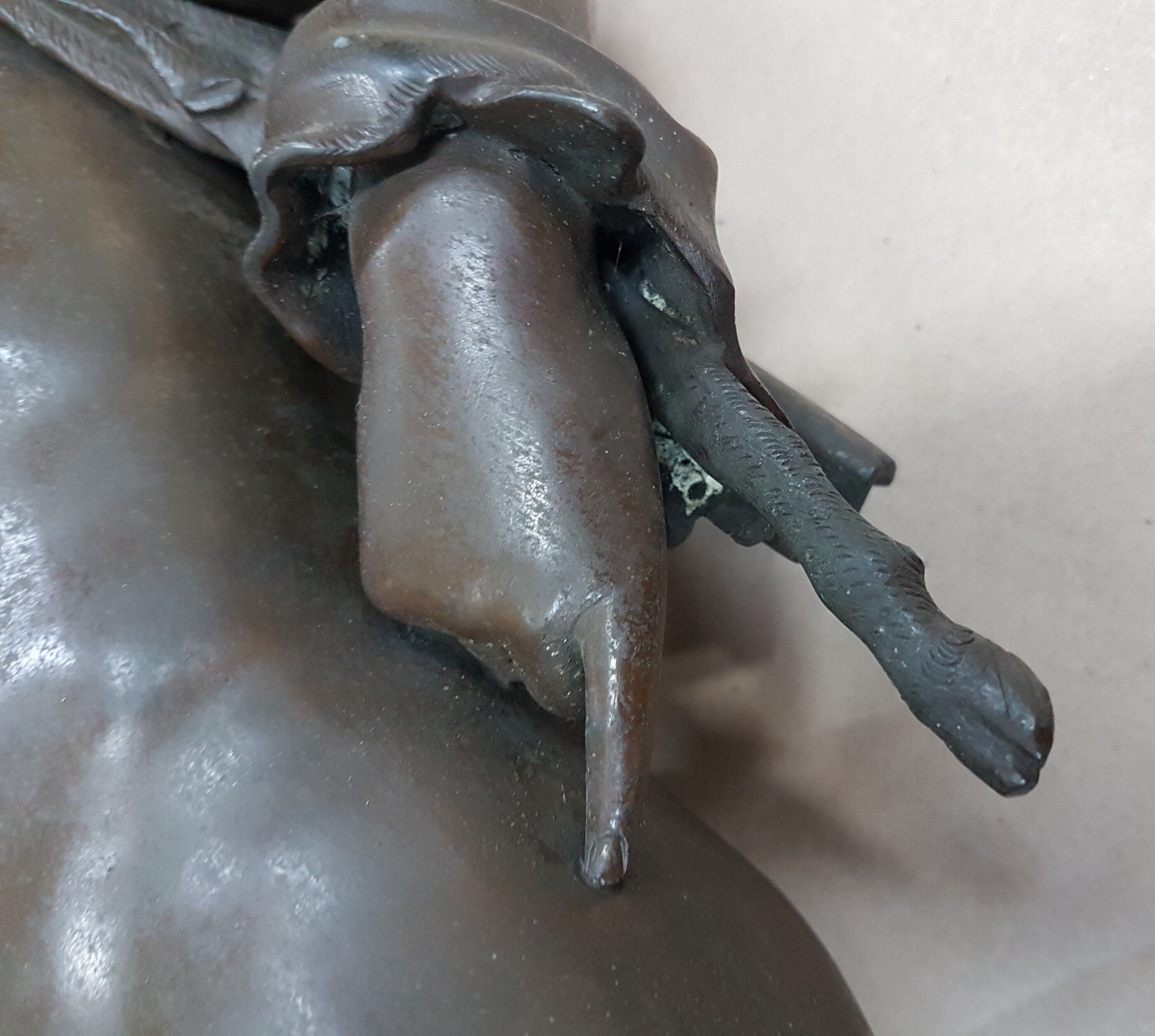 Detail s: Große Bronzefigur, wohl Italien um 1880/1900, stehender Dionysos, nach Vorbild der Antike, sog. Narziss von Pompeji, H. ca. 63 cm
