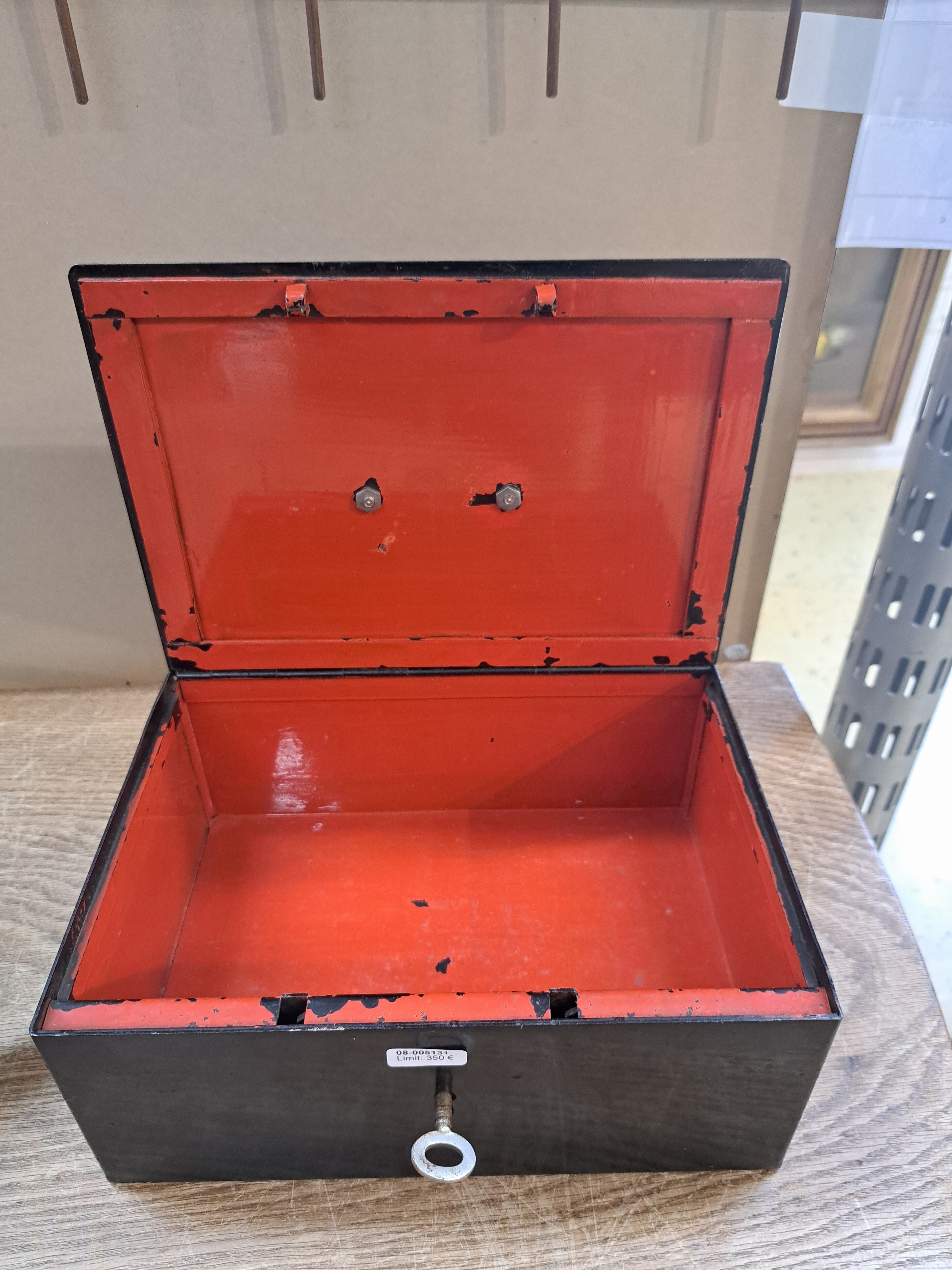 Detail b: Kassette von Marianne Brandt (1893-1983), Ruppel Werke Gotha, Metall aussen schwarz und innen rot lackiert, am Boden gemarkt Ruppel, Gebr.-spuren, ...