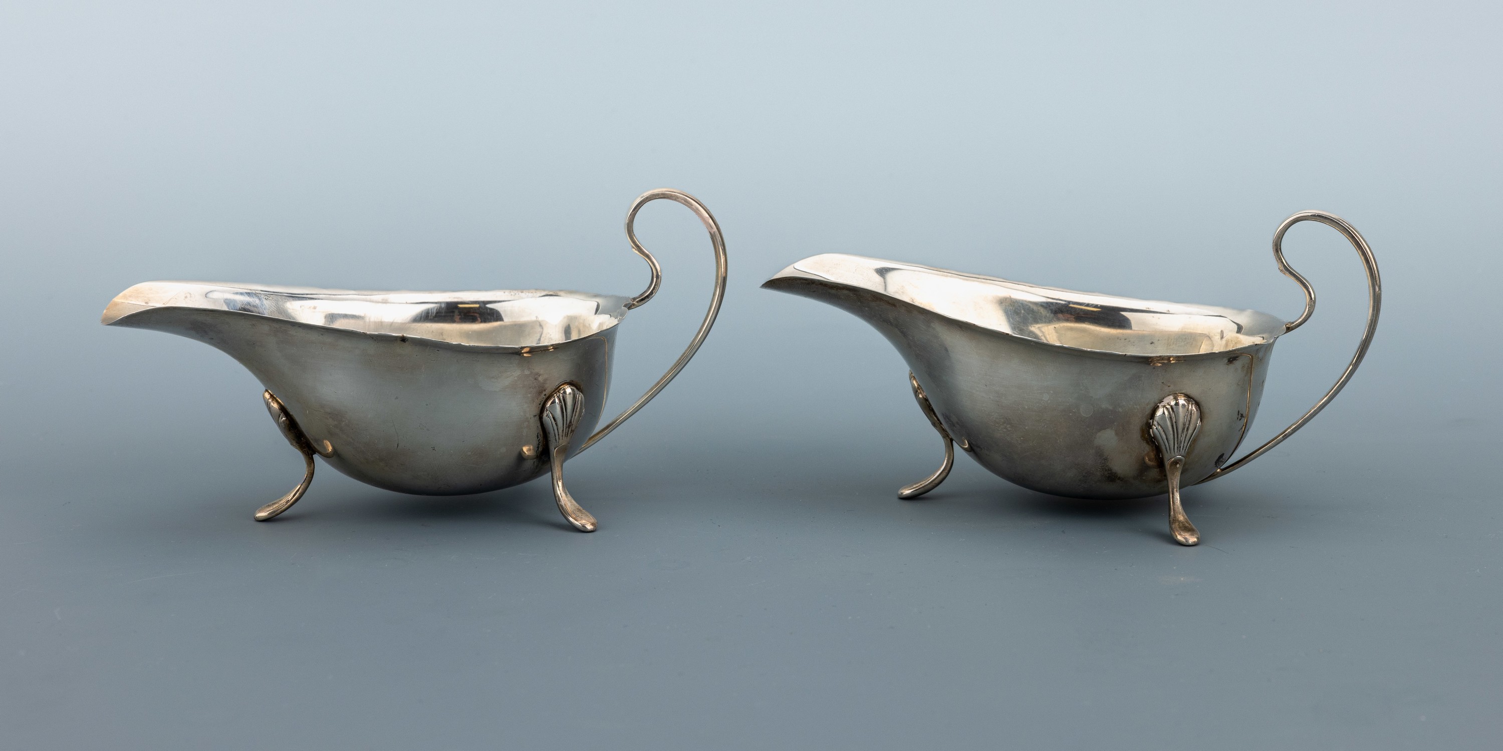 Detail a: Set 2 Saucieren, England, Birmingham, 1932, 925er Silber, schlichte Grundform, l. geschwungener Rand, geschwungener Griff, auf 3Füßen mit muschelf. ...