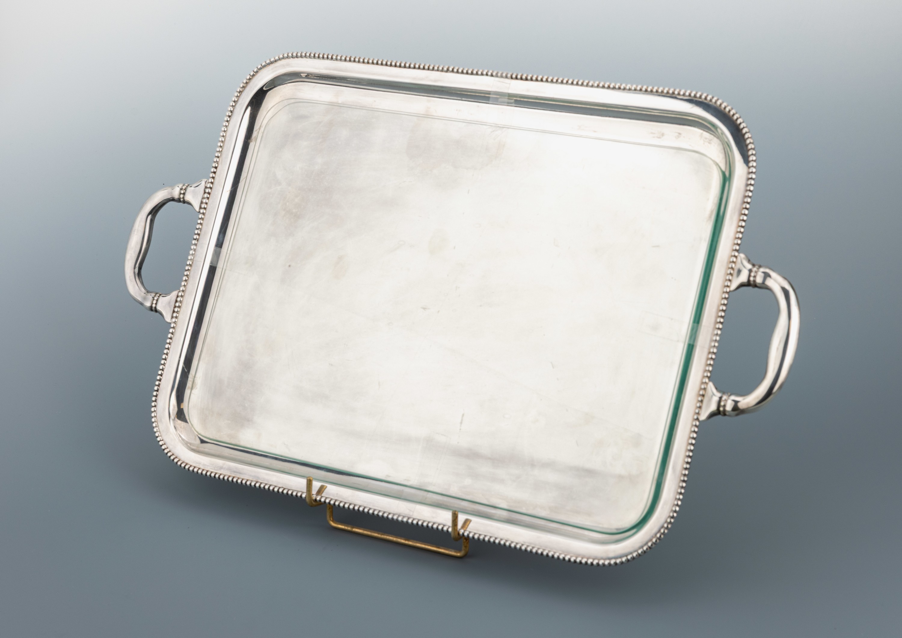 Image 27124583 - Tablett, Metall versilbert, schlichtes Design, Perlleistenrand, 2 ausgestellte Griffe, ...