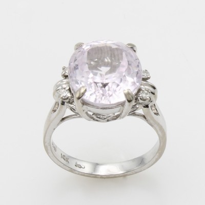 27124500a - Ring mit Kunzit und Brillanten, WG 585/000, runder Kunzit ca. 8.2 ct, 4 Brill. zus. ca. ...