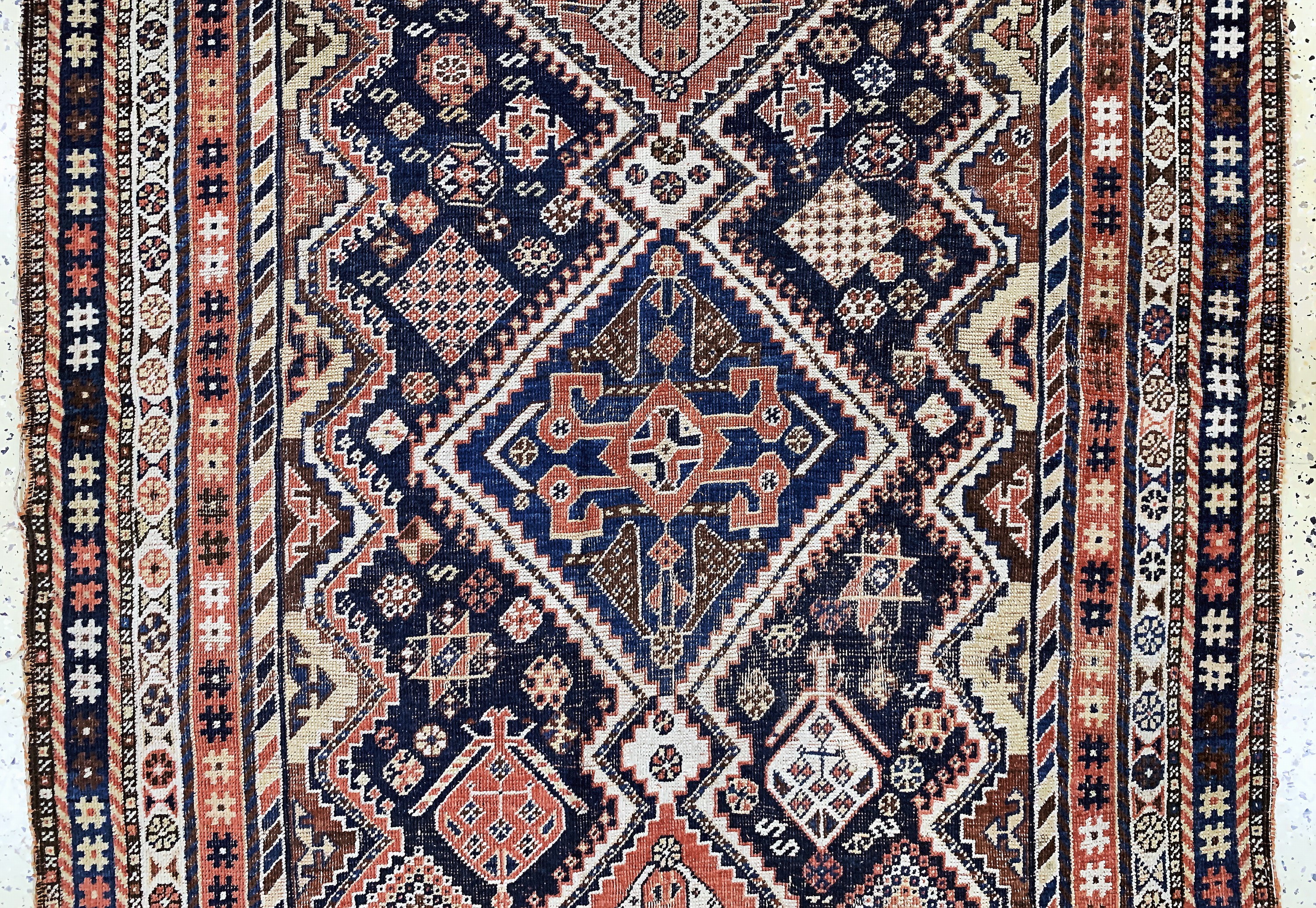 Detail b: Ghaschgai antik, Persien, 19.Jhd, Wolle aufWolle, ca. 222 x 130 cm, EHZ: 3-4, (kleine Löcher)