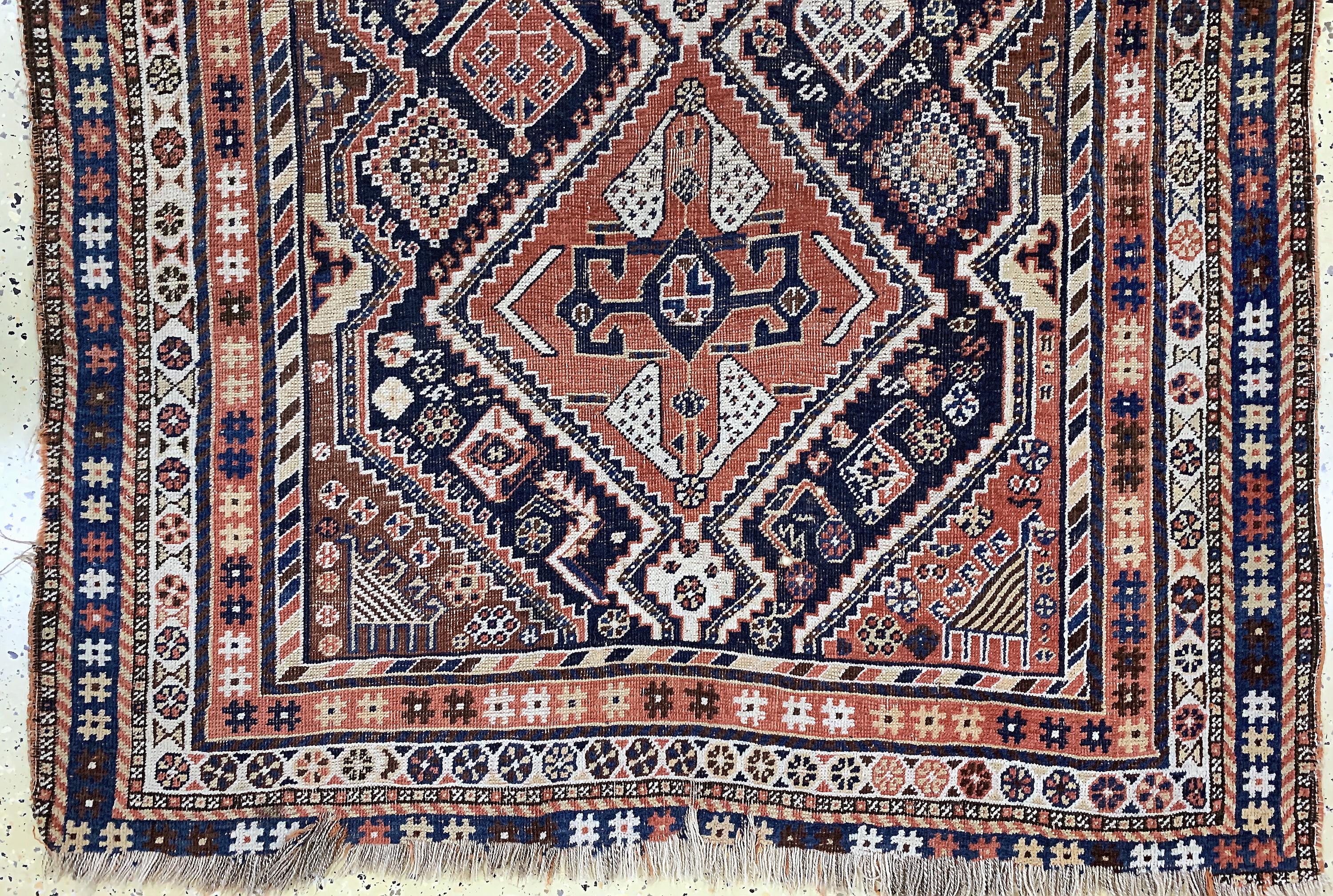 Detail c: Ghaschgai antik, Persien, 19.Jhd, Wolle aufWolle, ca. 222 x 130 cm, EHZ: 3-4, (kleine Löcher)