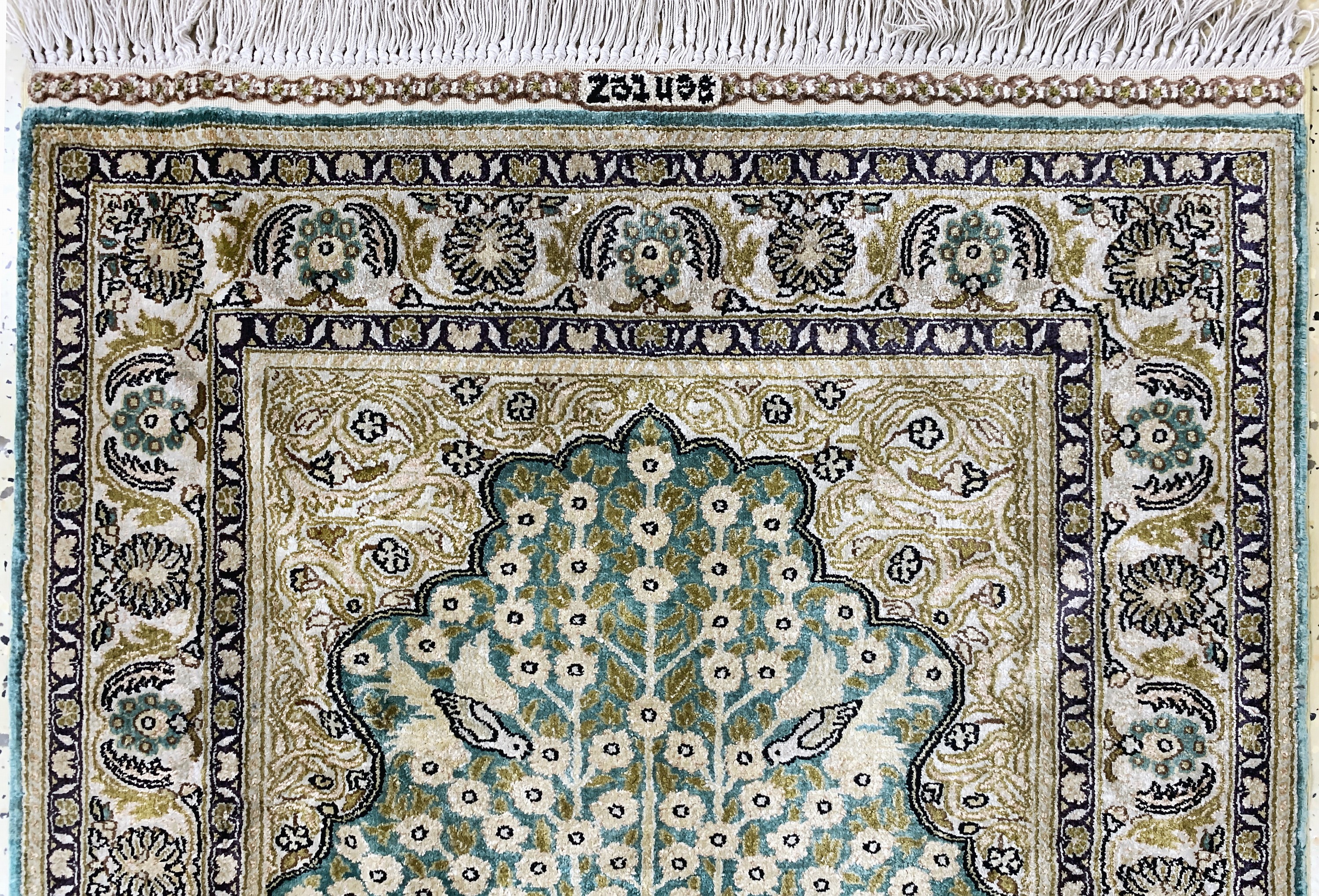 Detail a: Hereke Seide, China, Ende 20.Jhd, reine Naturseide, ca. 95 x 64 cm, EHZ: 1-2(Fleck).