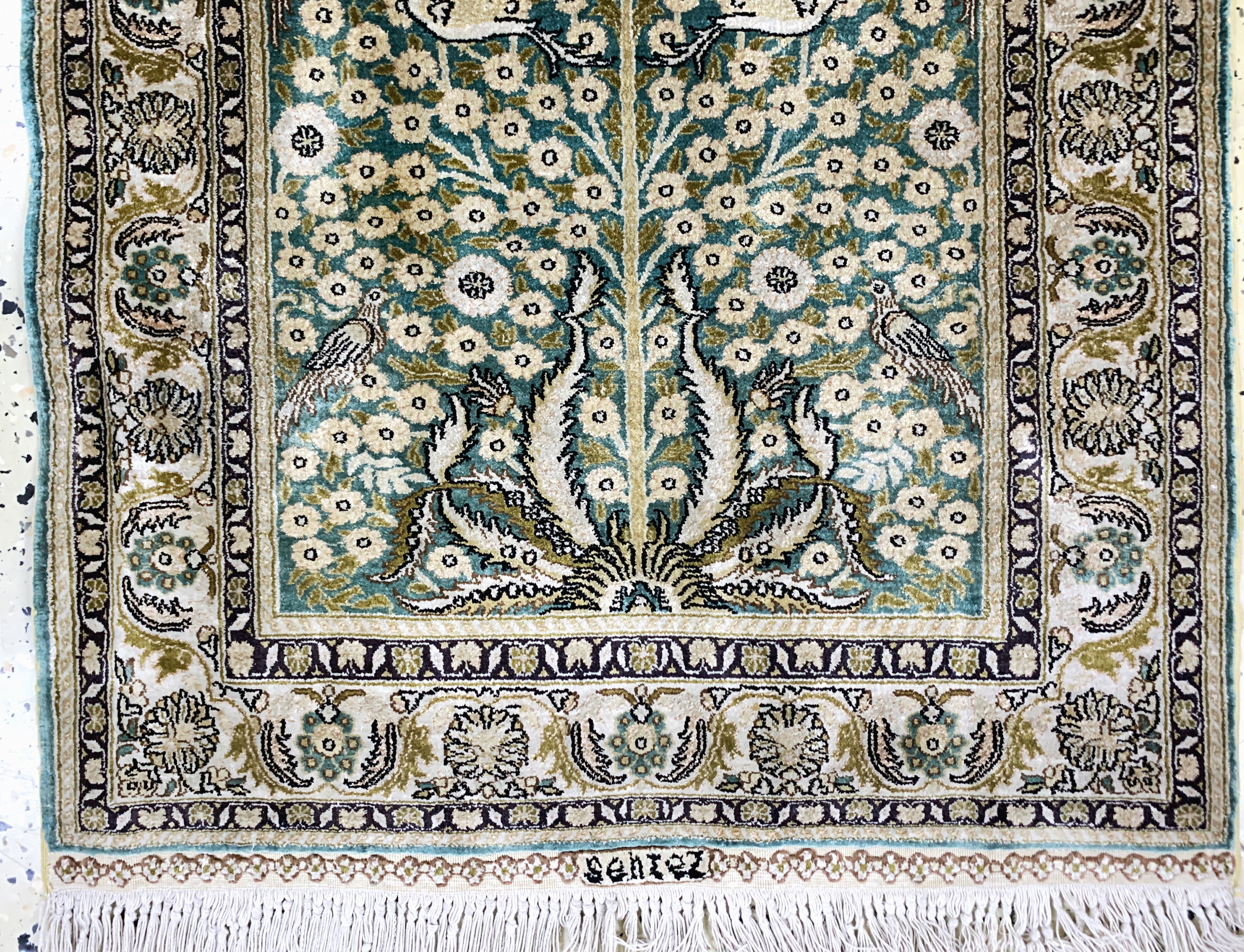 Detail b: Hereke Seide, China, Ende 20.Jhd, reine Naturseide, ca. 95 x 64 cm, EHZ: 1-2(Fleck).