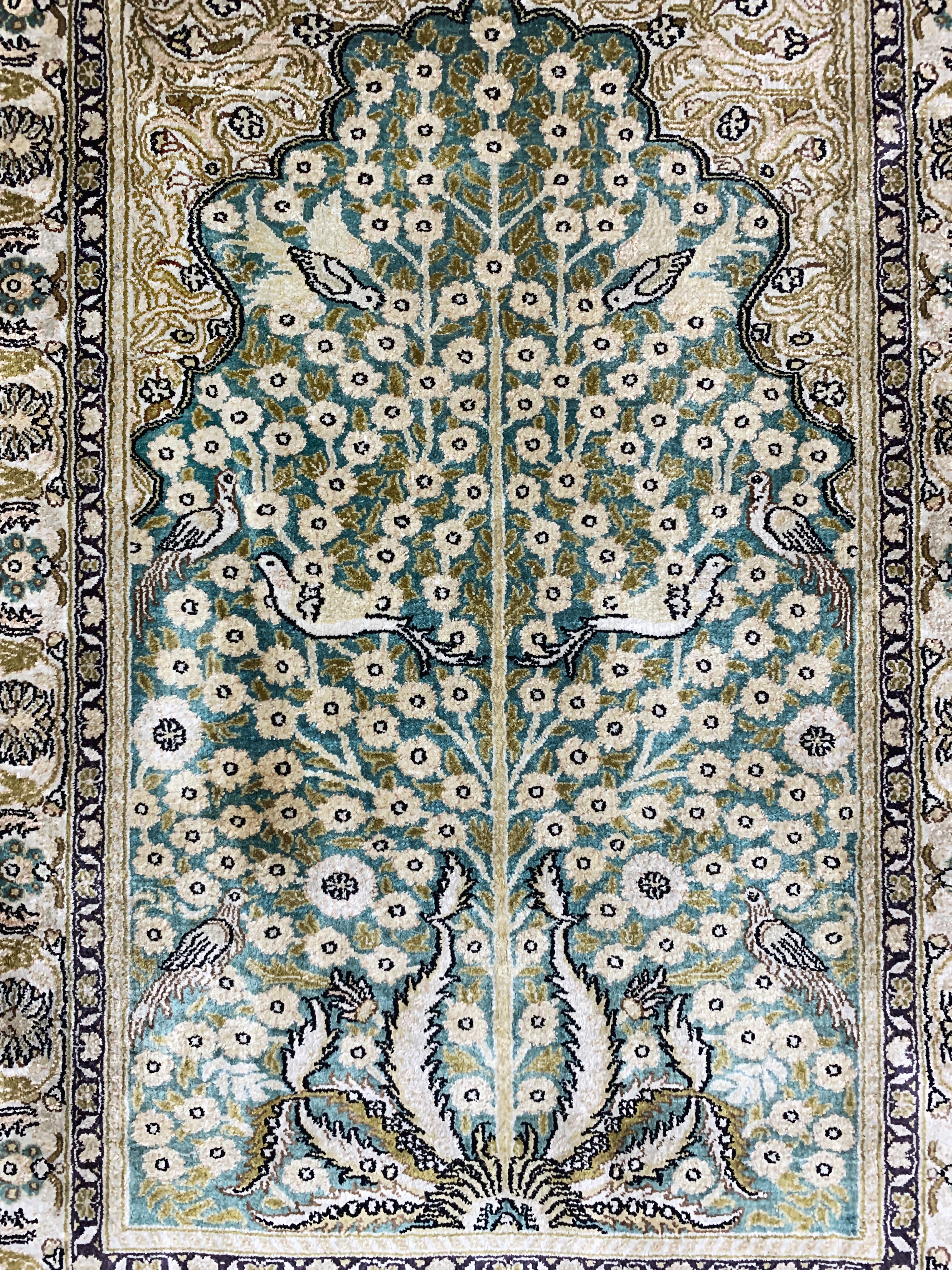 Detail c: Hereke Seide, China, Ende 20.Jhd, reine Naturseide, ca. 95 x 64 cm, EHZ: 1-2(Fleck).