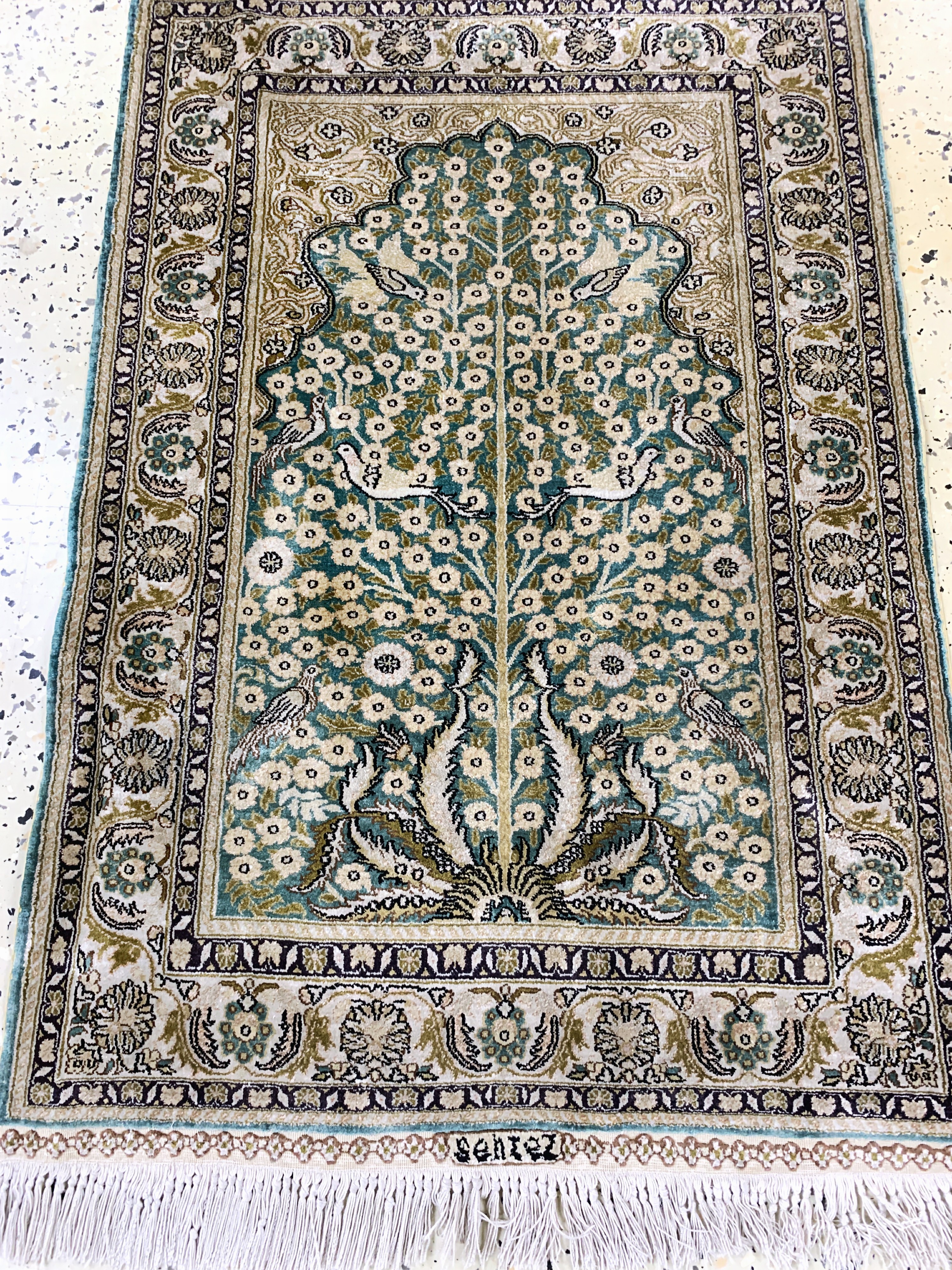 Detail d: Hereke Seide, China, Ende 20.Jhd, reine Naturseide, ca. 95 x 64 cm, EHZ: 1-2(Fleck).