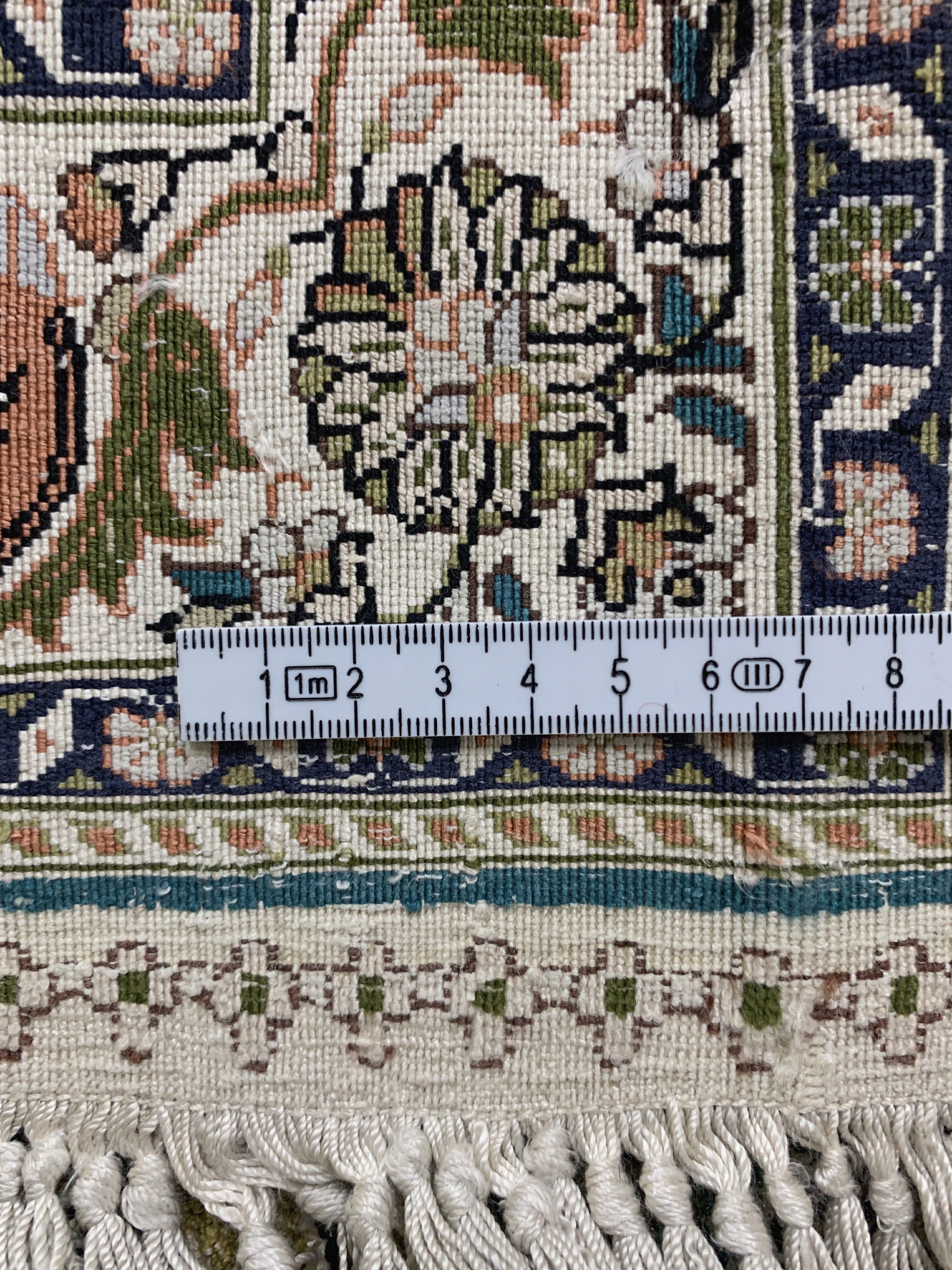 Detail e: Hereke Seide, China, Ende 20.Jhd, reine Naturseide, ca. 95 x 64 cm, EHZ: 1-2(Fleck).