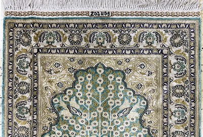 27124691a - Hereke Seide, China, Ende 20.Jhd, reine Naturseide, ca. 95 x 64 cm, EHZ: 1-2(Fleck). ...