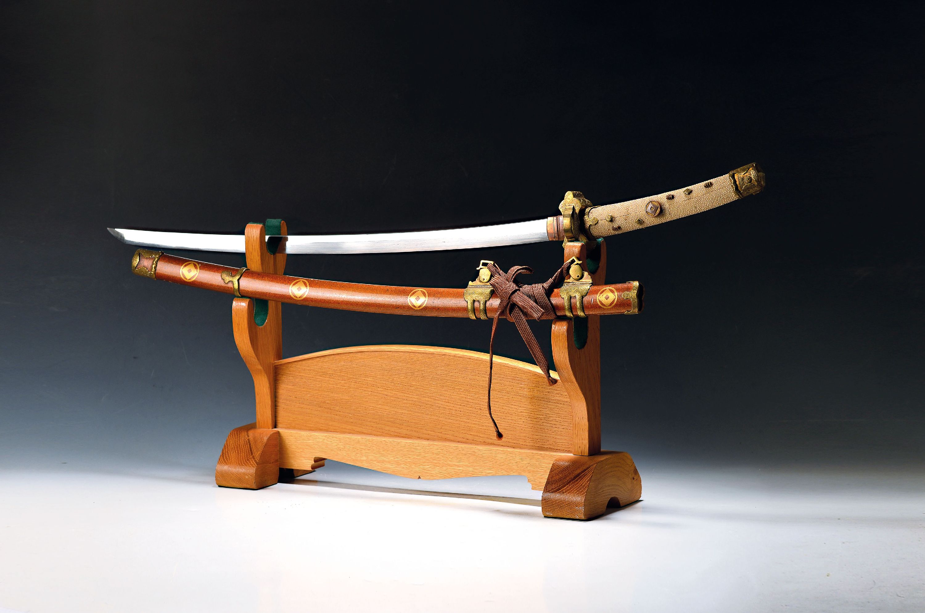 Image 27124709 - Katana, Japan, 1. Hälfte 20. Jh., Griff mit Rochenhaut und 12 kleinen Menukis, ...