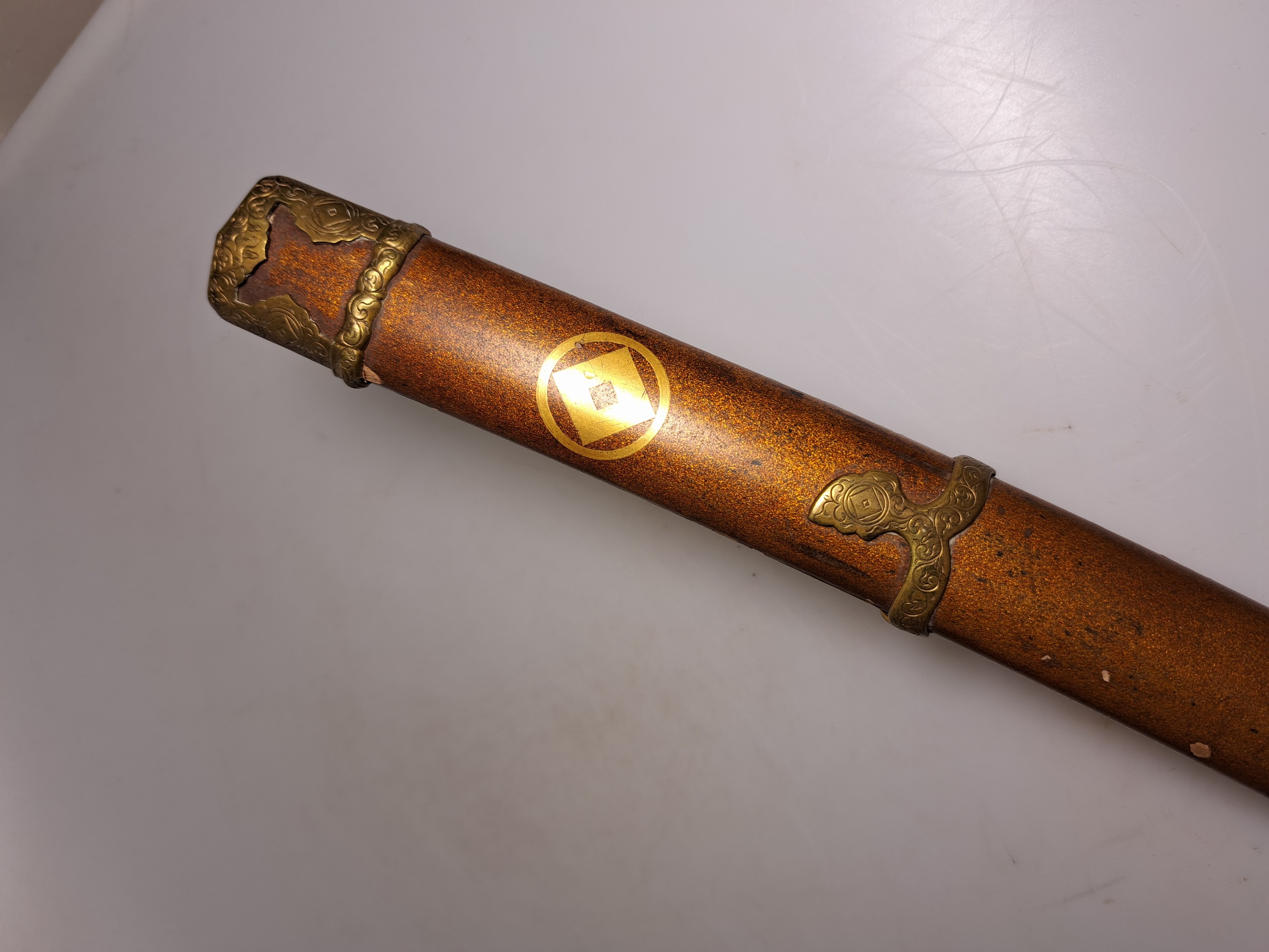Detail g: Katana, Japan, 1. Hälfte 20. Jh., Griff mit Rochenhaut und 12 kleinen Menukis, Messingmontierung fein graviert, Scheide jaspisfarben mit Sterndekor, ...