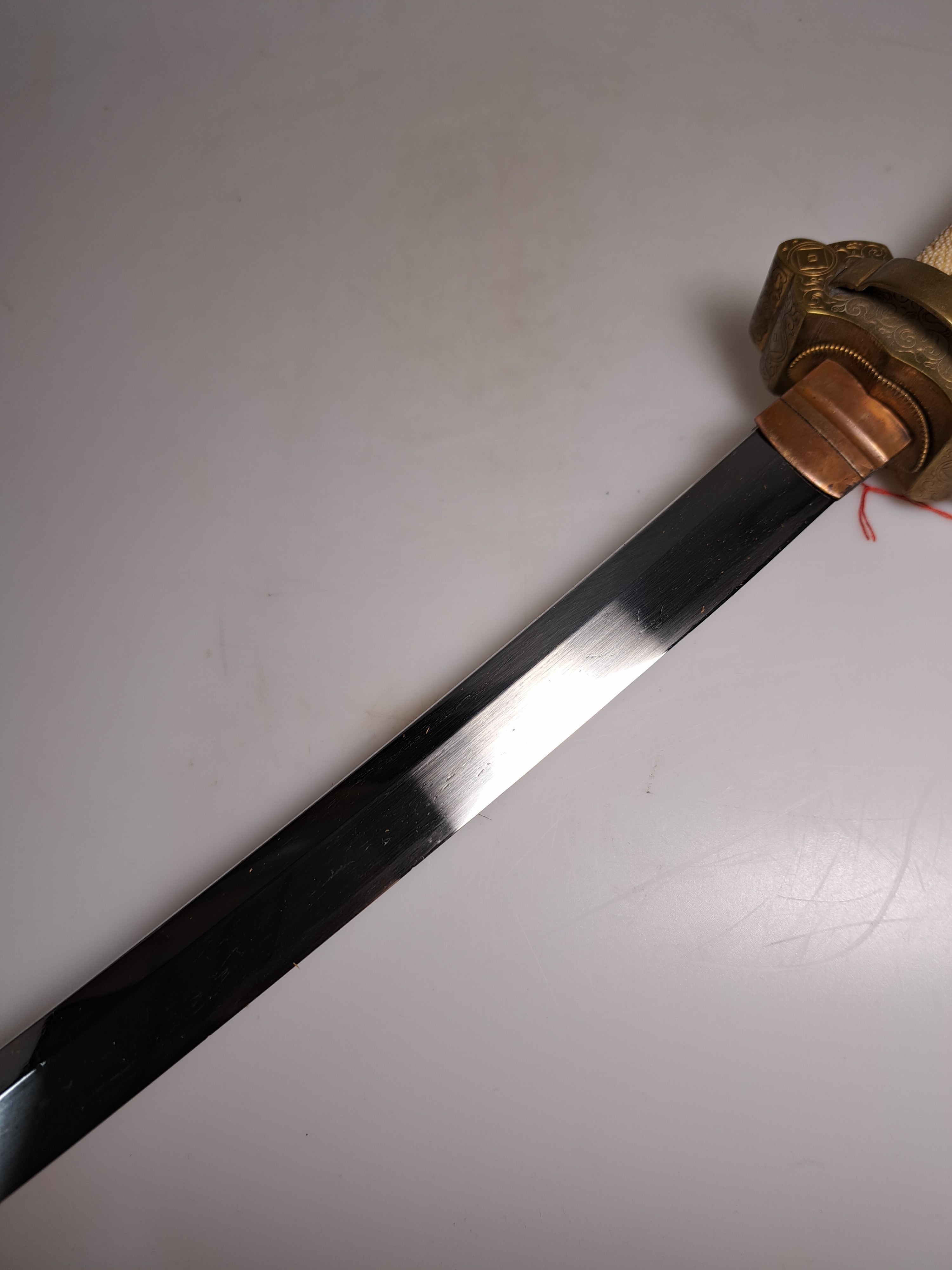 Detail h: Katana, Japan, 1. Hälfte 20. Jh., Griff mit Rochenhaut und 12 kleinen Menukis, Messingmontierung fein graviert, Scheide jaspisfarben mit Sterndekor, ...