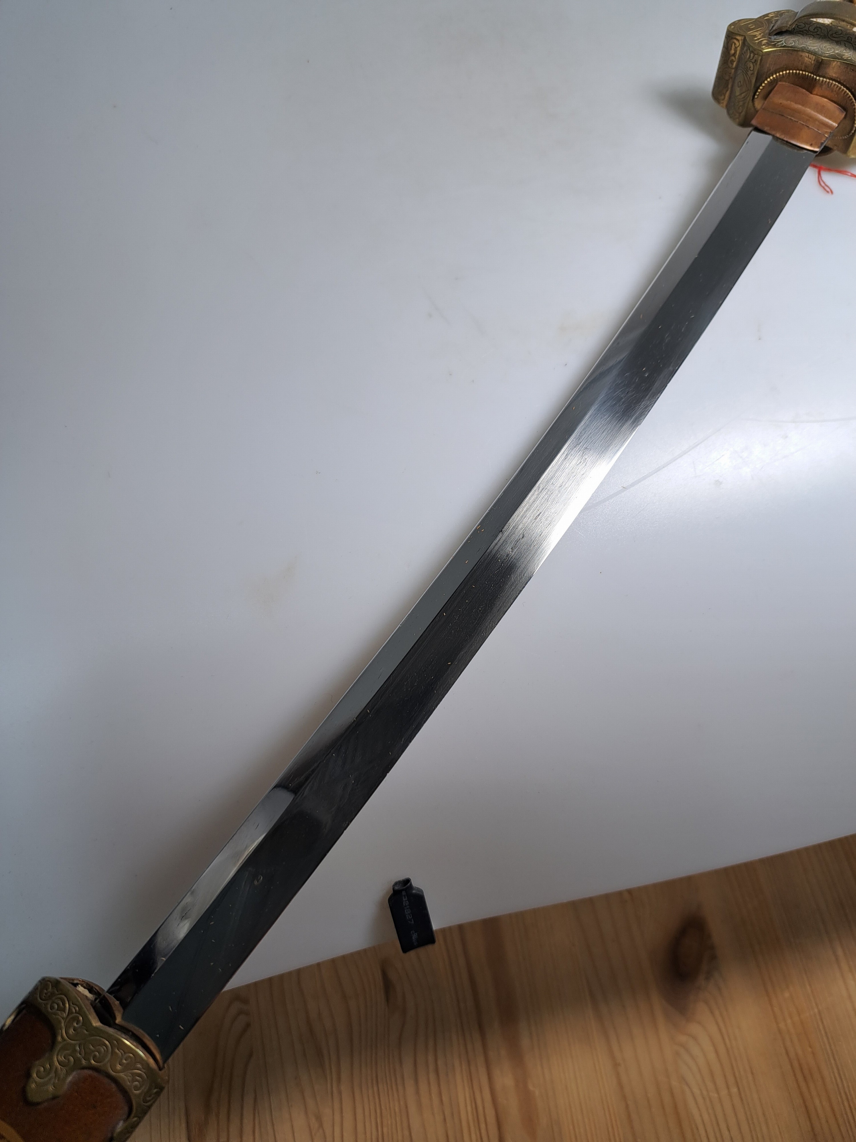 Detail j: Katana, Japan, 1. Hälfte 20. Jh., Griff mit Rochenhaut und 12 kleinen Menukis, Messingmontierung fein graviert, Scheide jaspisfarben mit Sterndekor, ...
