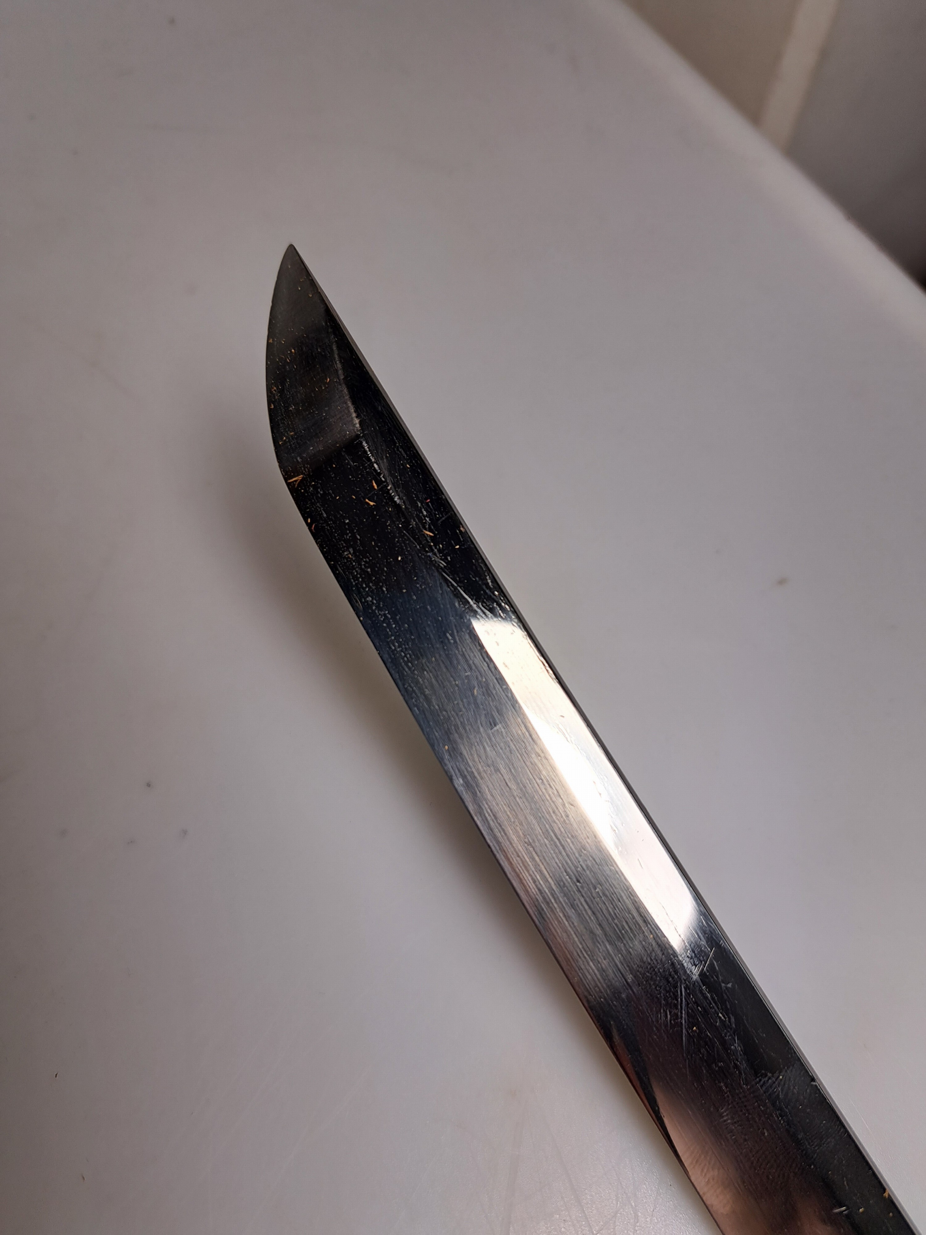 Detail k: Katana, Japan, 1. Hälfte 20. Jh., Griff mit Rochenhaut und 12 kleinen Menukis, Messingmontierung fein graviert, Scheide jaspisfarben mit Sterndekor, ...