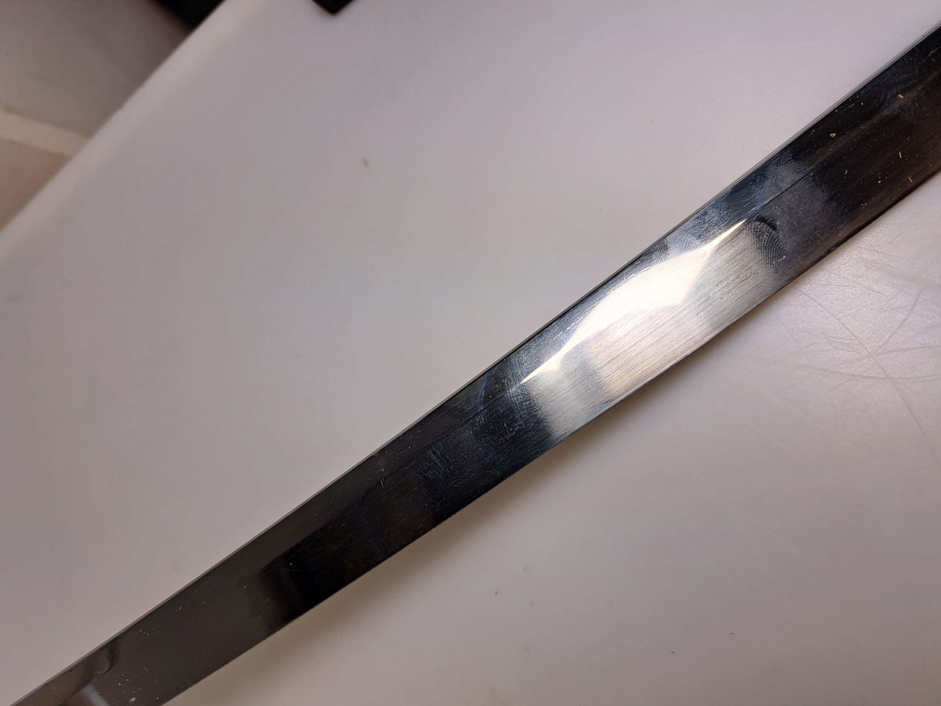 Detail l: Katana, Japan, 1. Hälfte 20. Jh., Griff mit Rochenhaut und 12 kleinen Menukis, Messingmontierung fein graviert, Scheide jaspisfarben mit Sterndekor, ...