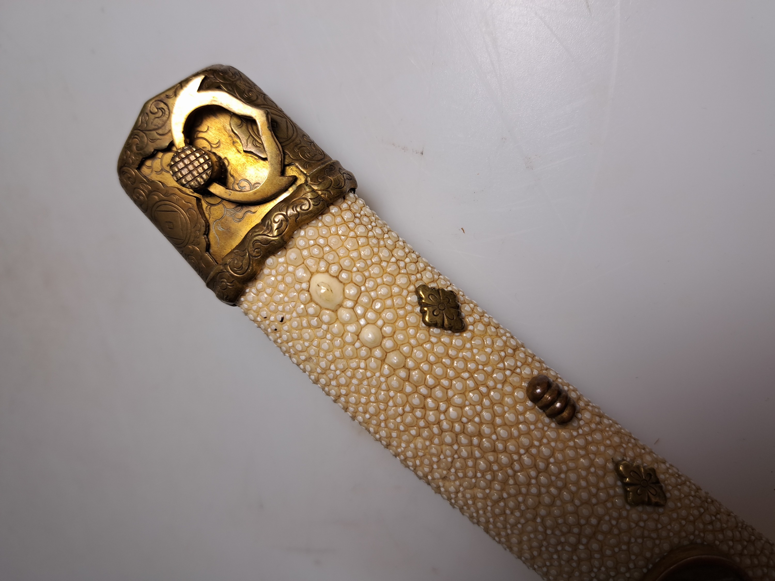 Detail o: Katana, Japan, 1. Hälfte 20. Jh., Griff mit Rochenhaut und 12 kleinen Menukis, Messingmontierung fein graviert, Scheide jaspisfarben mit Sterndekor, ...