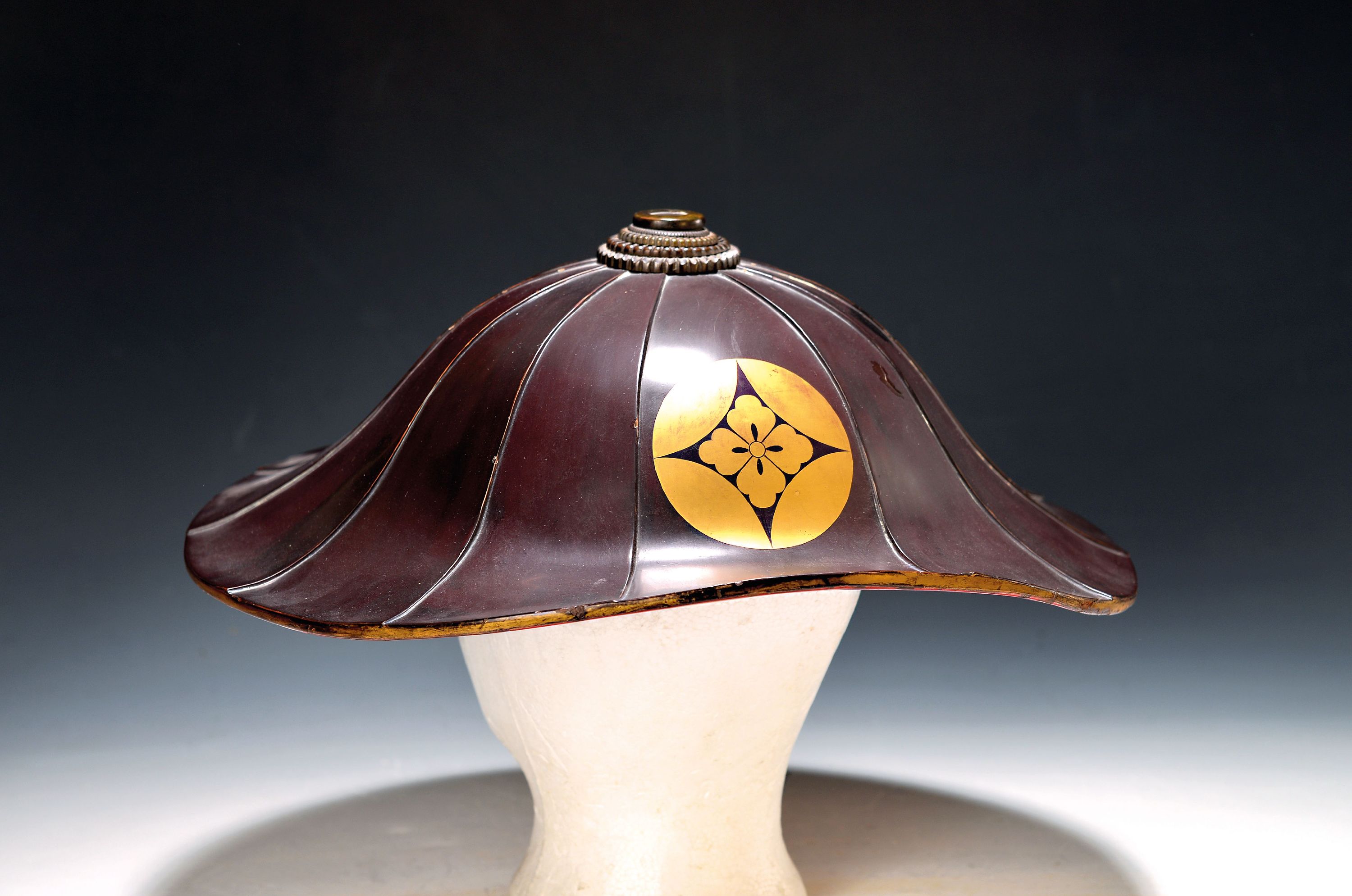 Image 27124710 - Helm eines Samurai, Japan, um 1900, Schwarzlack, innen rot, mit goldfarbenem Sterndekor, ...