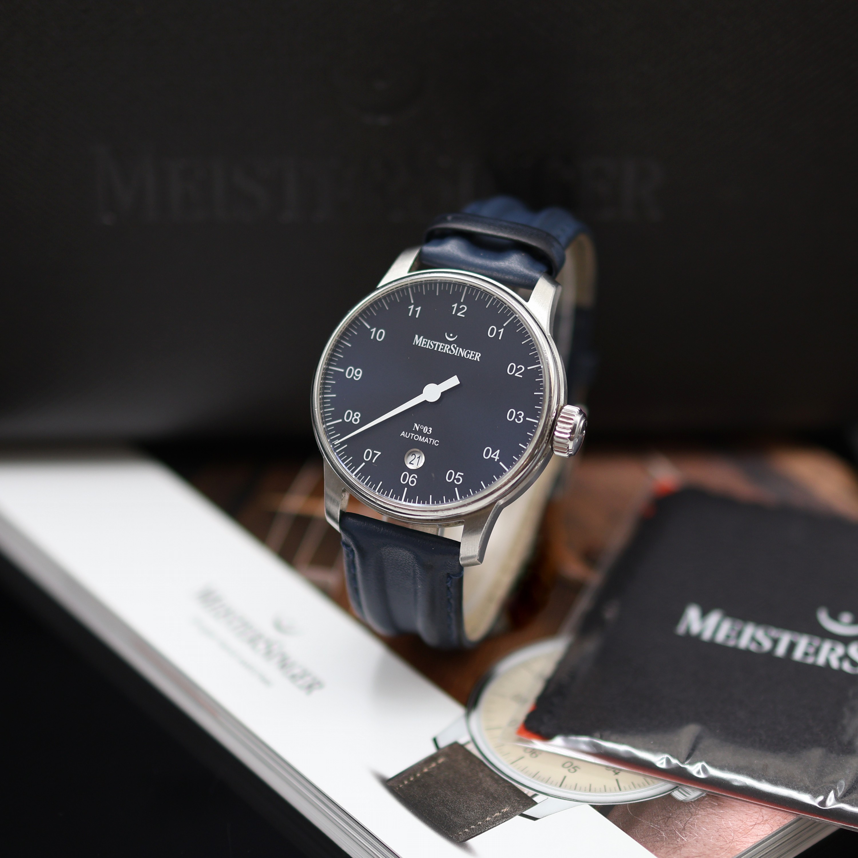 Image 27124714 - MEISTERSINGER auf 50 Stück limitierte Einzeiger-Armbanduhr Sondermodell Die Zeit, ...