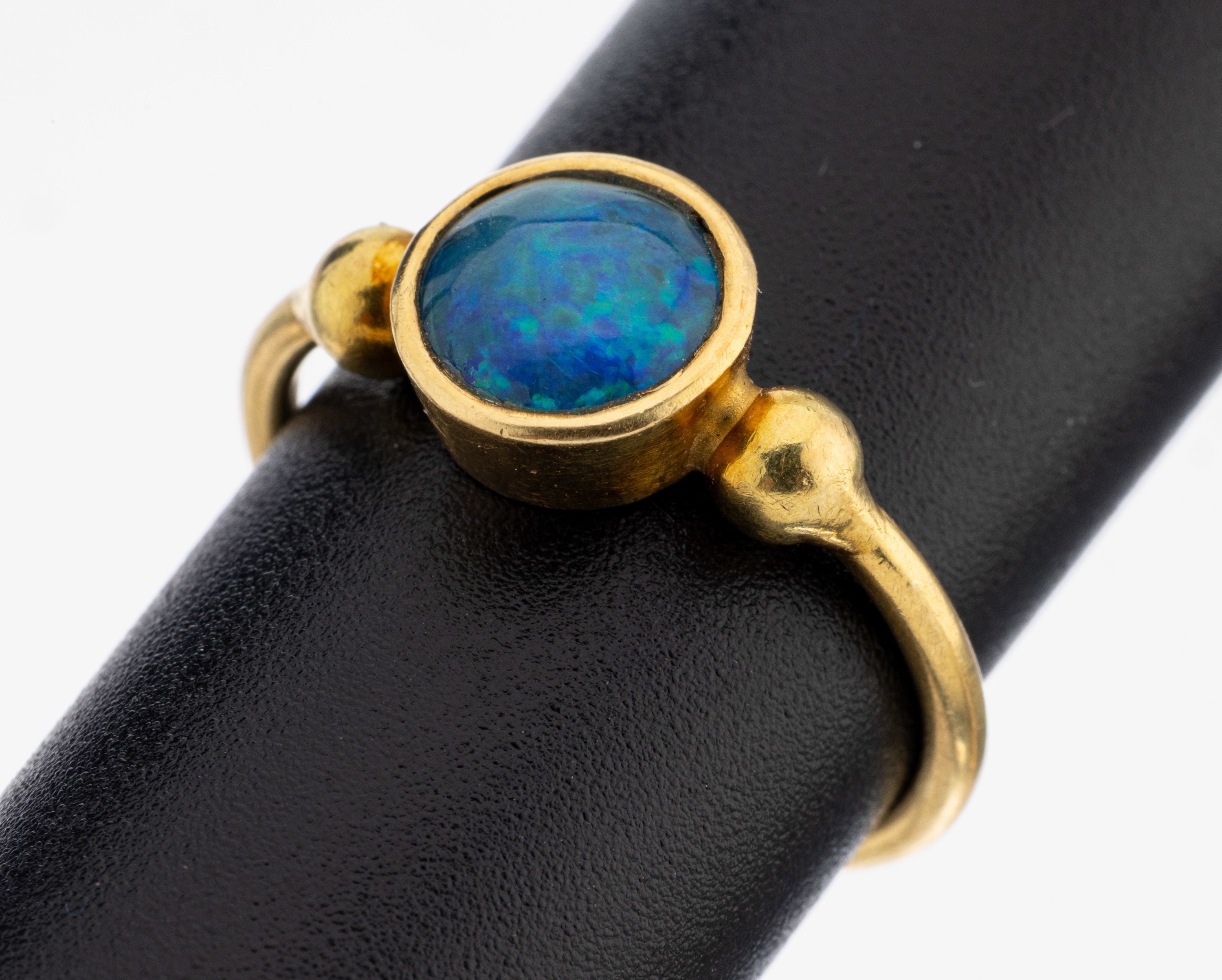 Image 27124730 - 18 kt gold opal-ring , YG 750/000, unpretentious design, round opal-triplet, ringsize ...