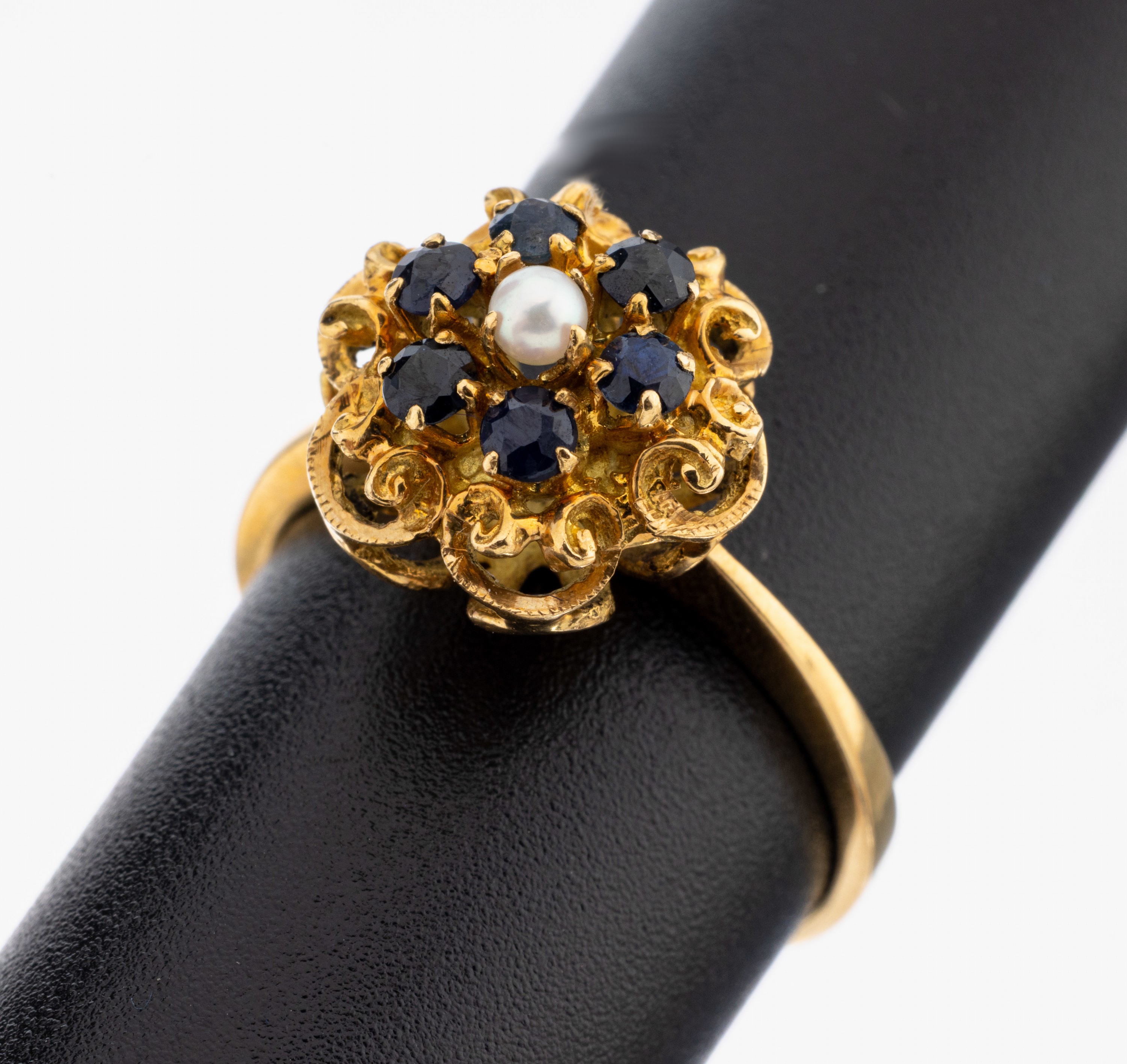 Image 27124731 - 14 kt Gold Saphir-Perl-Ring, GG 585/000 gepr., blütenf. Ringkopf, 6 kl. rundfacett. ...