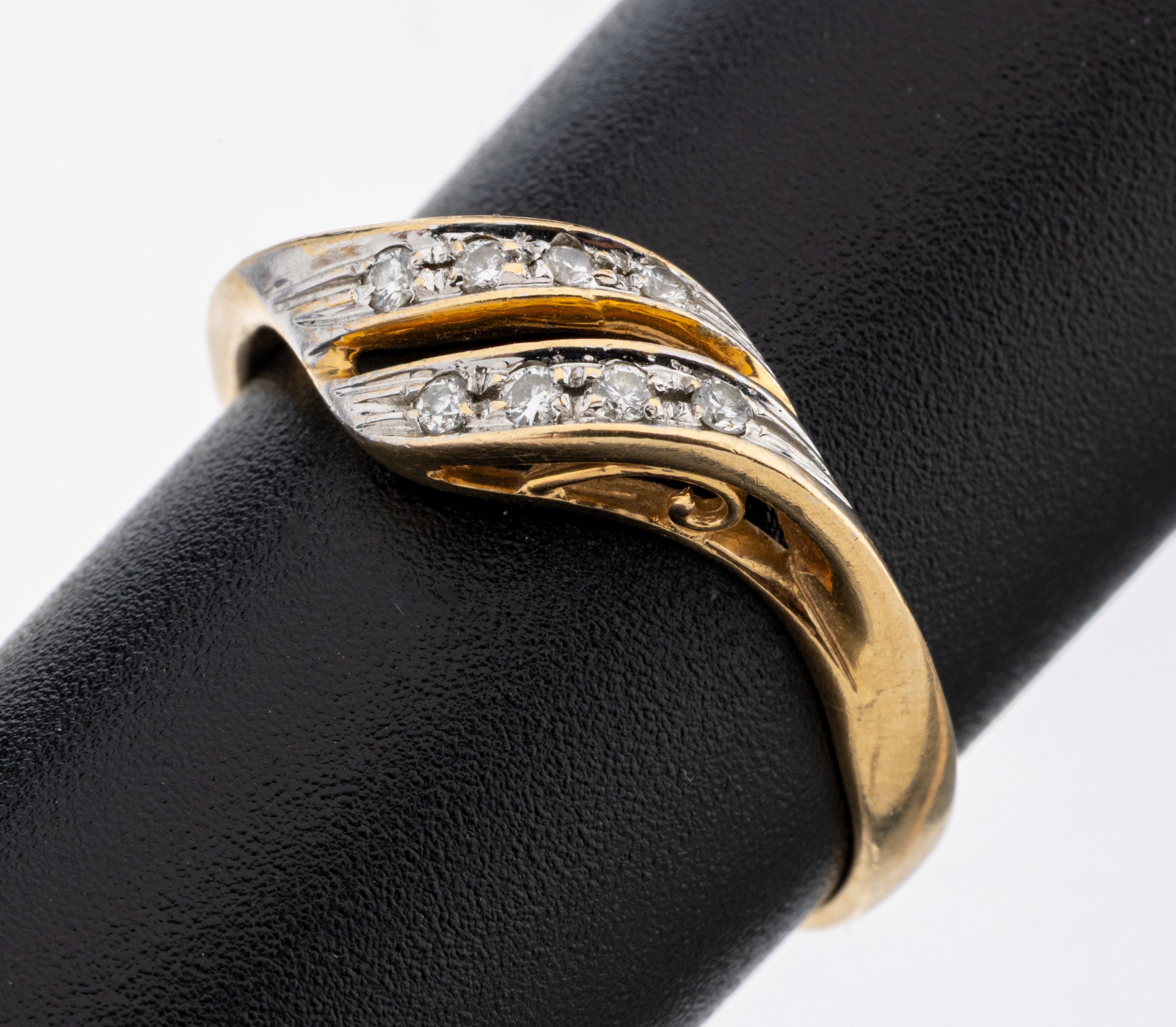 Image 27124732 - 14 kt Gold Brillant-Ring, GG/WG 585/000, geschwungen, 8 in WG gefasste Brillanten zus. ...