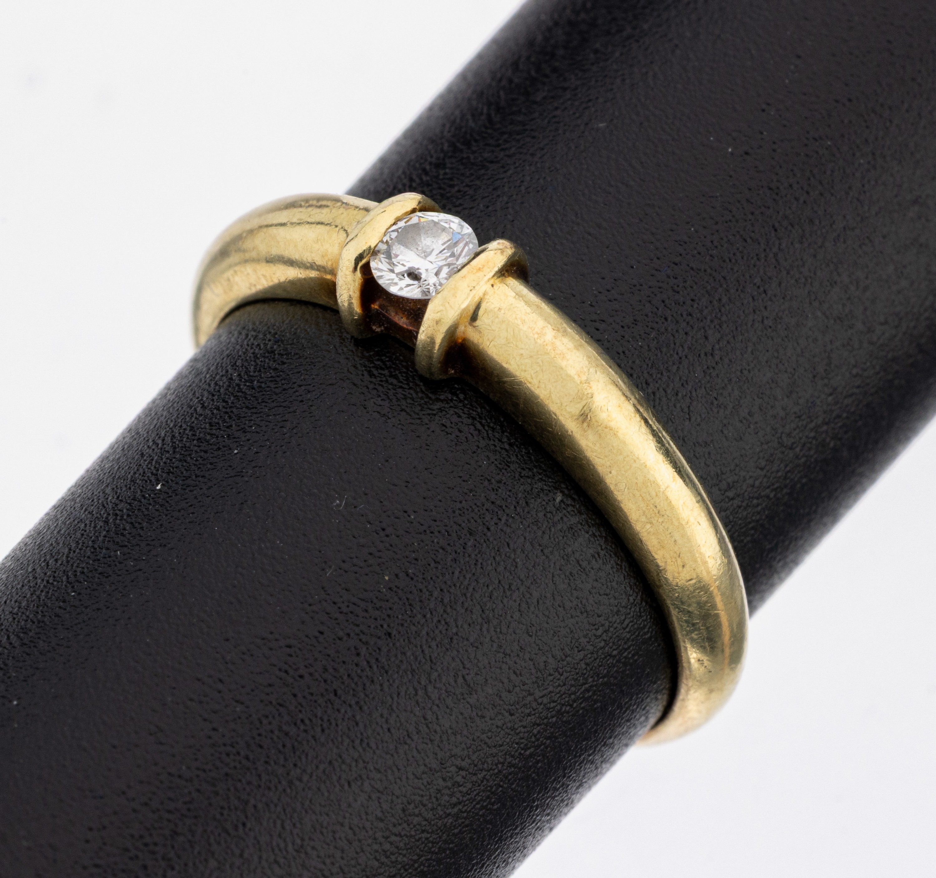 14 kt Gold Brillant-Ring, GG 585/000, Spannringoptik, Brillant ca. 0.11 ct (grav.) Weiß/p, RW 55, ca. 2.6 g