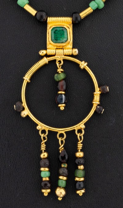 27124718a - 18 kt Gold Farbstein-Collier, GG 750/000 gepr., ungewöhnliches Design, rundes ...
