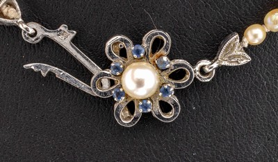 27124729a - Perl-Collier mit 18 kt Gold Saphir-Schließe, WG 750/000 gepr., Zuchtperlen im Verlauf, ...
