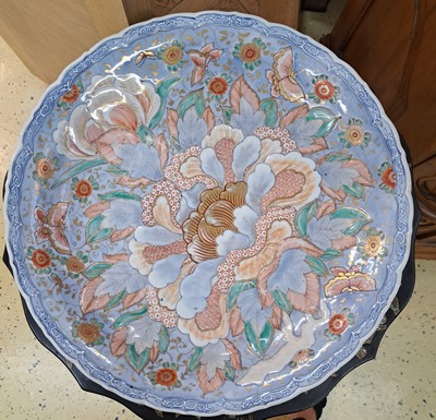 27124780a - Paar große Teller, Japan, Arita-Stil, 19. Jh., leicht reliefierte Form mit großer ...